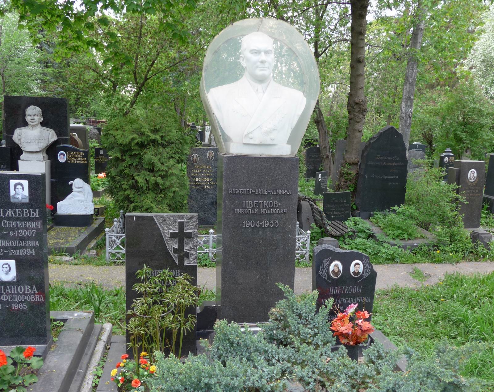 Памятник на могиле Цветкова Н.И. (1904-1955), на Новодевичьем кладбище (4-26-11).