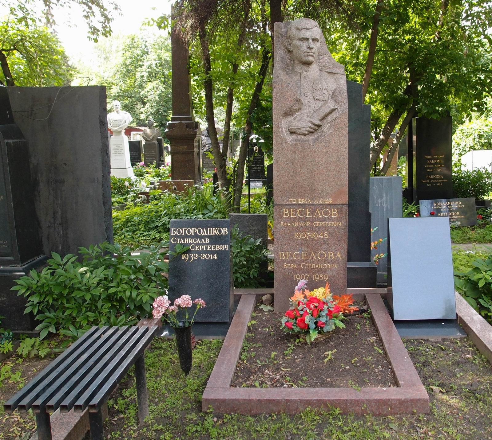 Памятник на могиле Веселова В.С. (1907–1948), ск. И.Першудчев, И.Макагон, арх. Г.Ткачёв, на Новодевичьем кладбище (4–18–10).