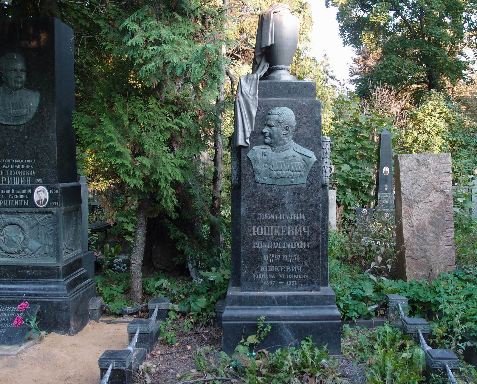 Памятник на могиле Юшкевича В.А. (1897–1951), ск. Г.Постников, на Новодевичьем кладбище (4–61–11).