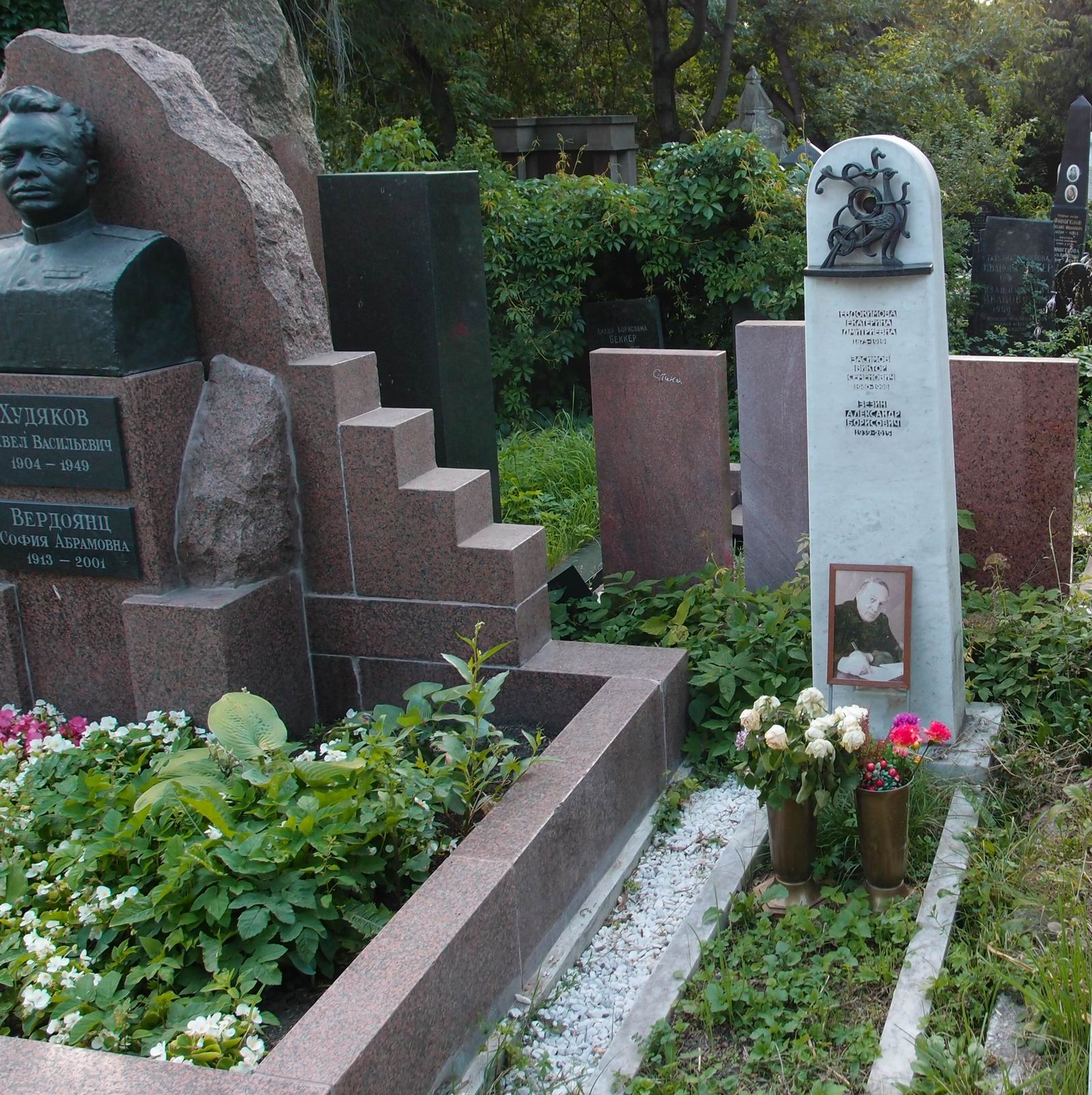 Памятник на могиле Зезина А.Б. (1939-2015), на Новодевичьем кладбище (4-1-10).