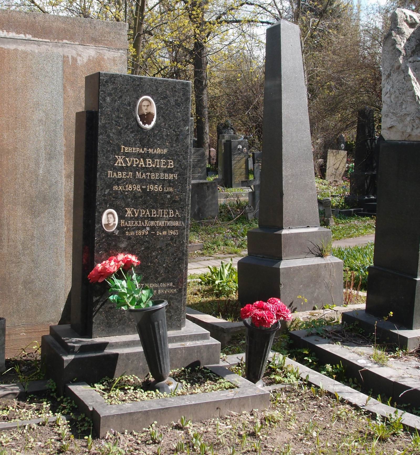 Памятник на могиле Журавлёва П.М. (1898–1956), на Новодевичьем кладбище (4–61–2).