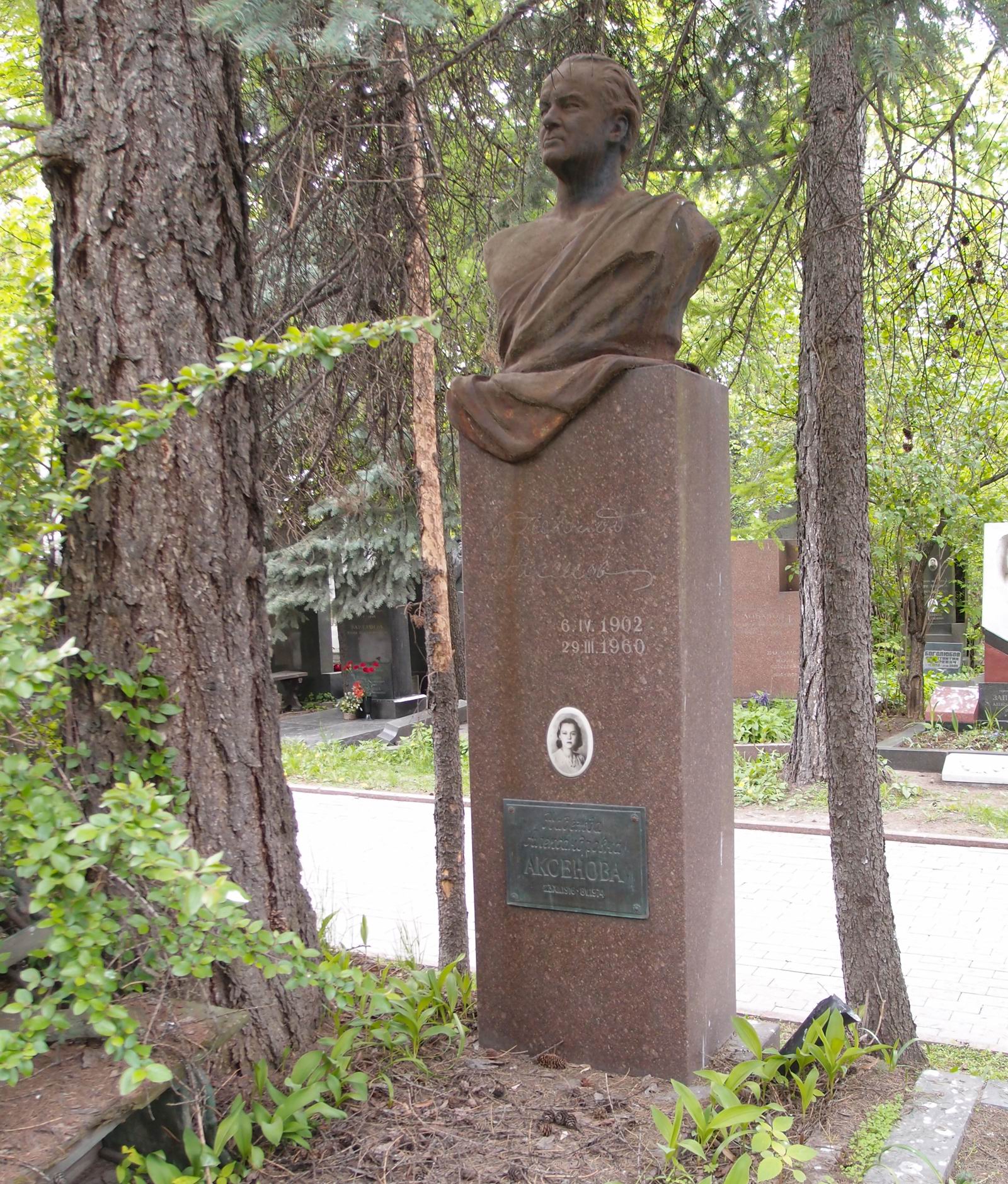 Памятник на могиле Аксёнова В.Н. (1902–1960), ск. Н.Маркова, арх. Л.Поляков, на Новодевичьем кладбище (5–30–4).