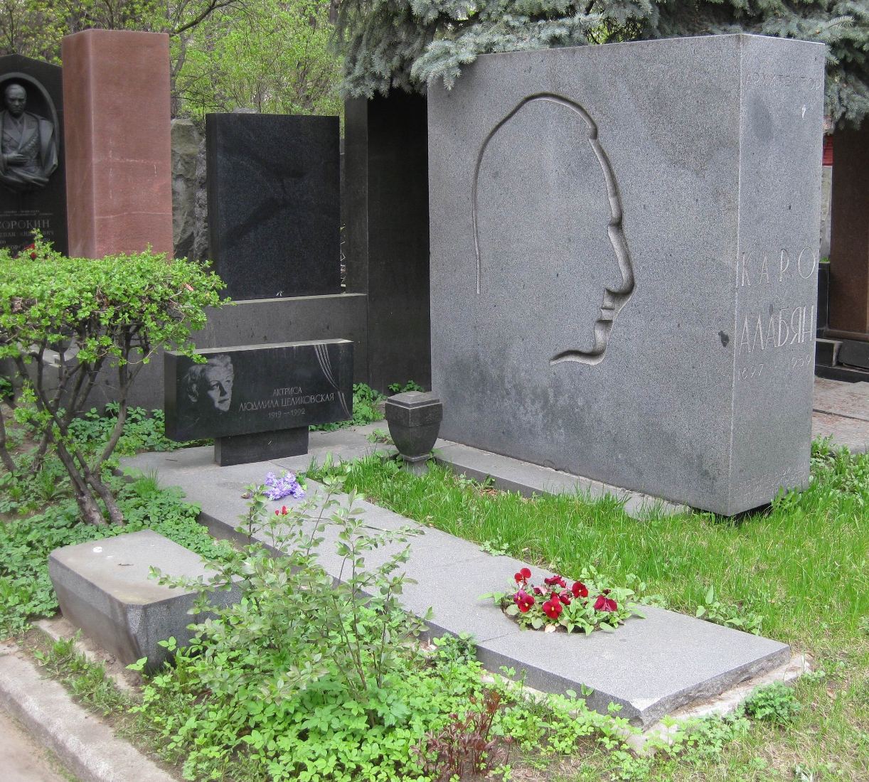 Памятник на могиле Алабяна К.С. (1897-1959), ск. Н.Никогосян, арх. Л.Павлов, на Новодевичьем кладбище (5-31-9).
