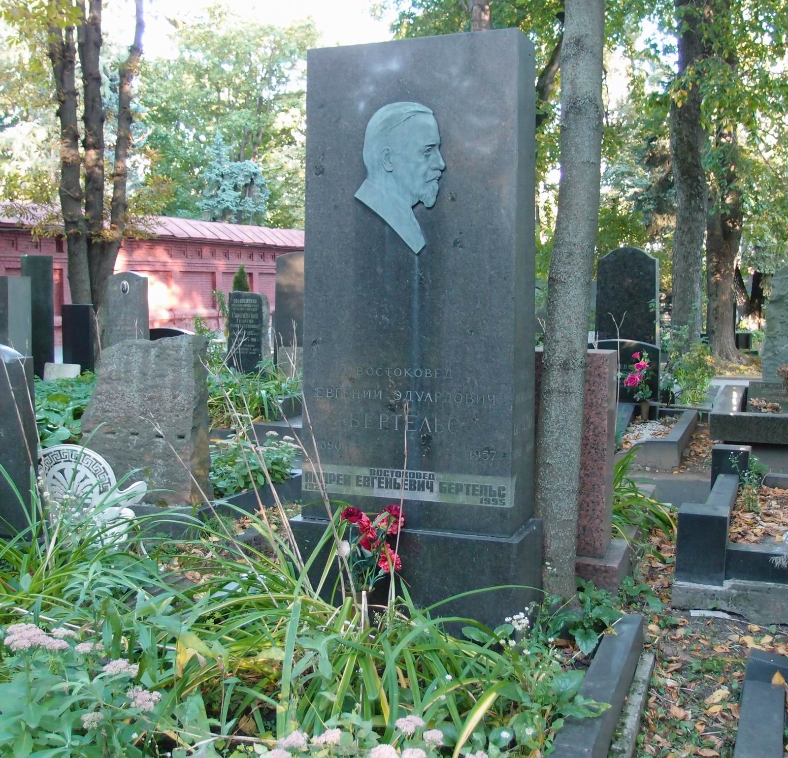 Памятник на могиле Бертельса Е.Э. (1890–1957), ск. А.Костромитин, на Новодевичьем кладбище (5–12–5).