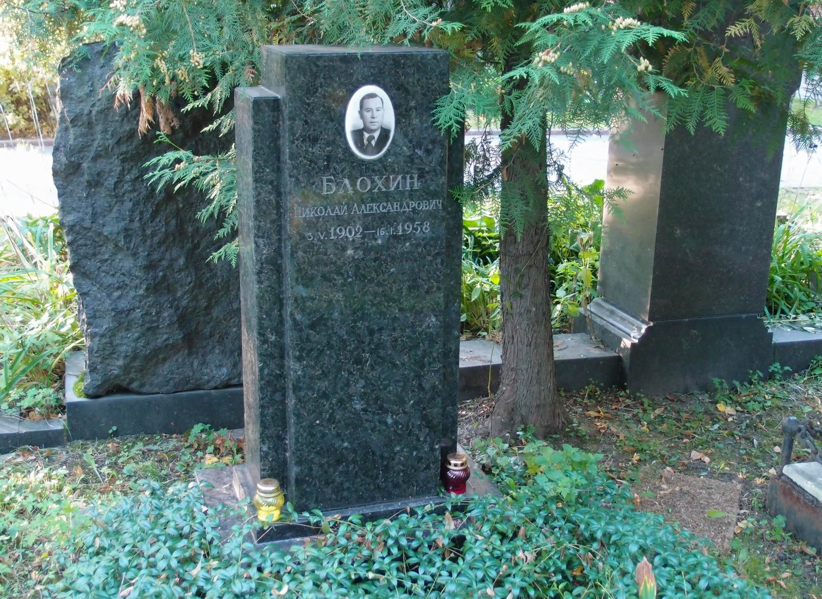 Памятник на могиле Блохина Н.А. (1902-1958), на Новодевичьем кладбище (5-15-5).
