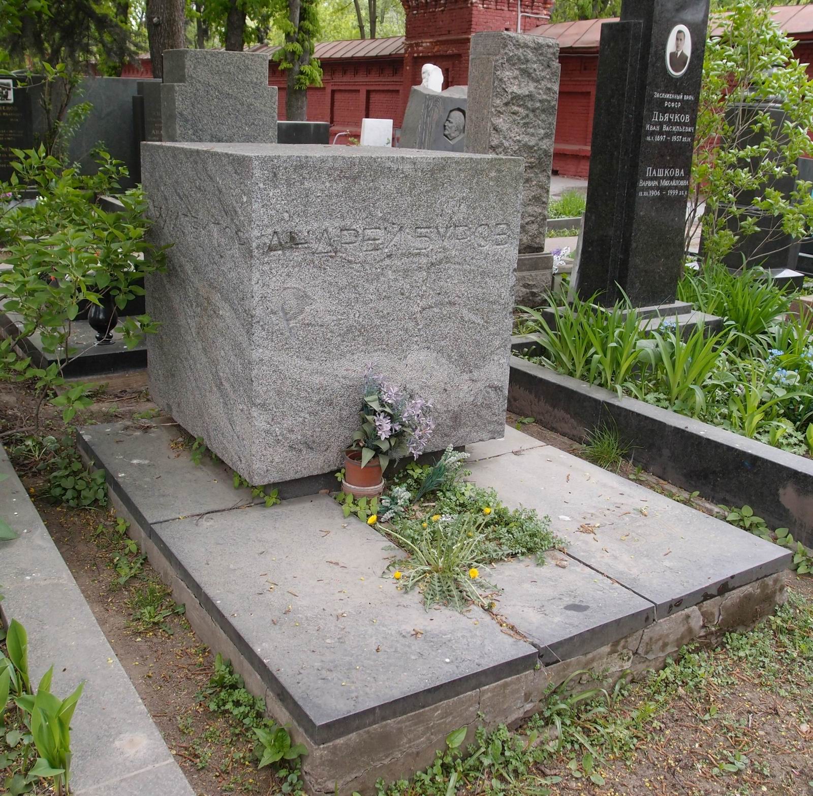 Памятник на могиле Бурова А.К. (1900–1957), арх А.Зальцман, на Новодевичьем кладбище (5–5–4).