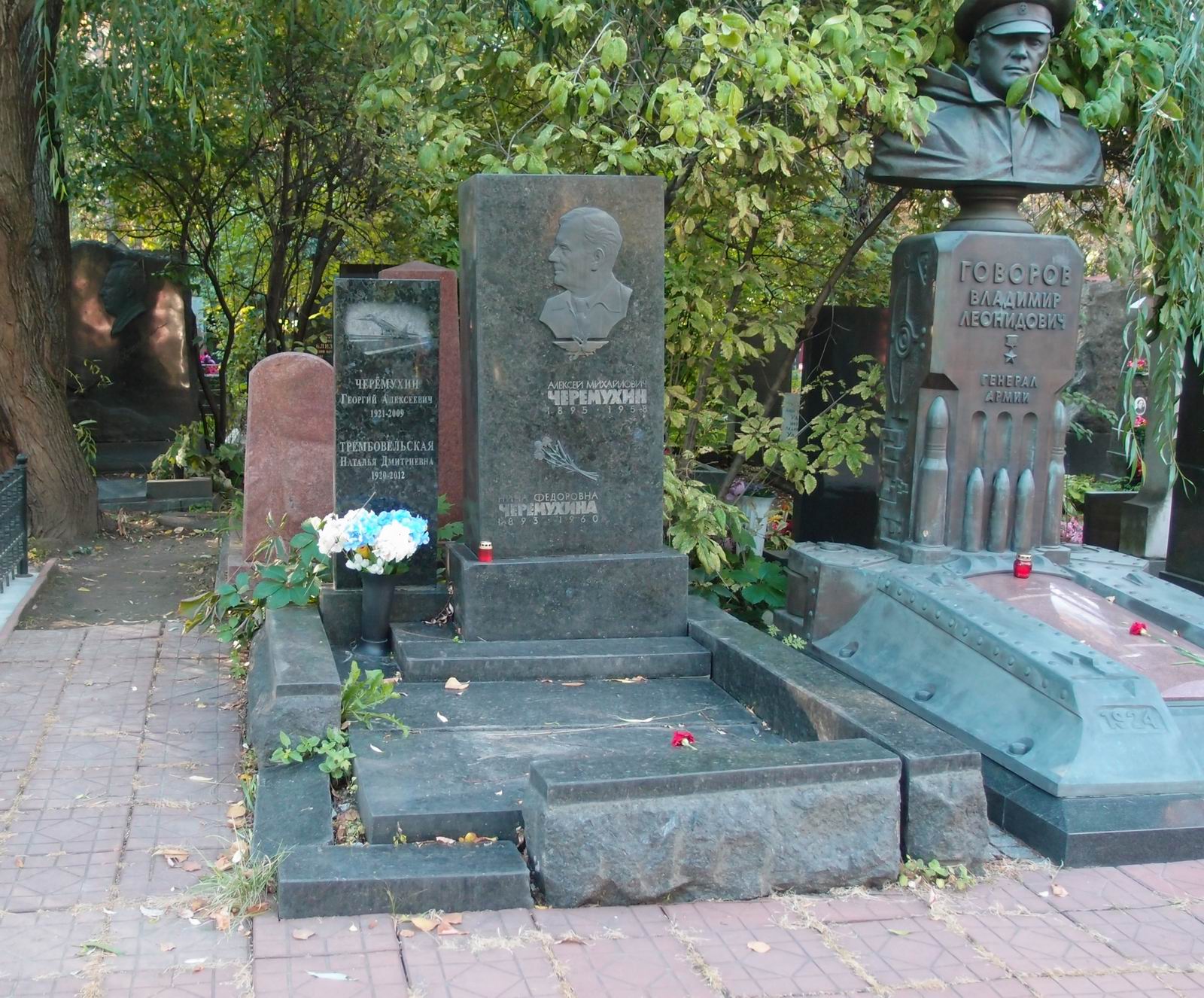 Памятник на могиле Черёмухина А.М. (1895-1958), ск. В.М.Кураев, арх. Л.Шатилова, на Новодевичьем кладбище (5-24-6).