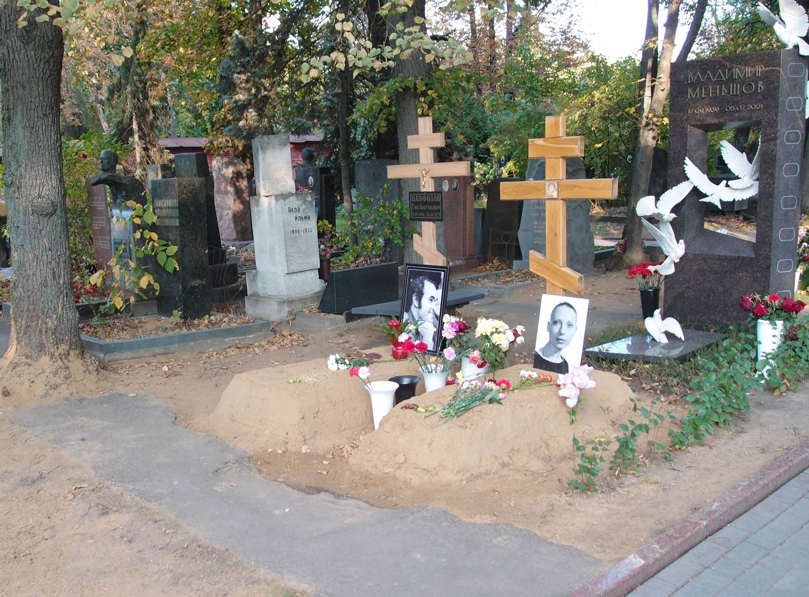 Памятник на могиле Чуриковой И.М. (1943–2023) и Панфилова Г.А. (1934–2023), на Новодевичьем кладбище (5–42–14).