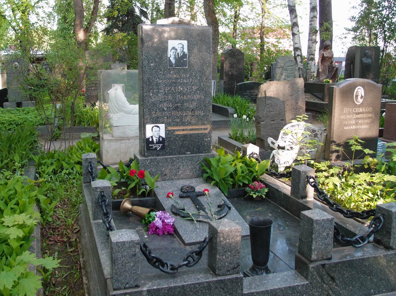 Памятник на могиле Эрайзера С.П. (1906-1957), на Новодевичьем кладбище (5-12-3).