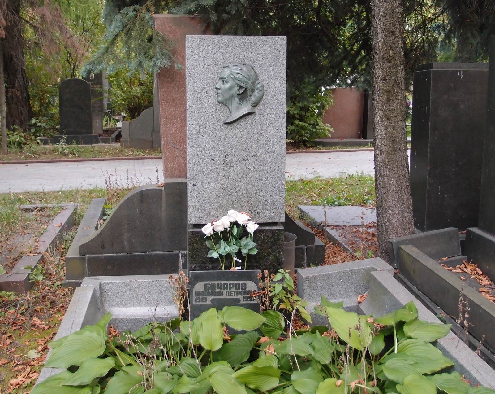 Памятник на могиле Ершовой Т.И. (1920–1959), ск. А.Аллахвердянц, на Новодевичьем кладбище (5–32–7).