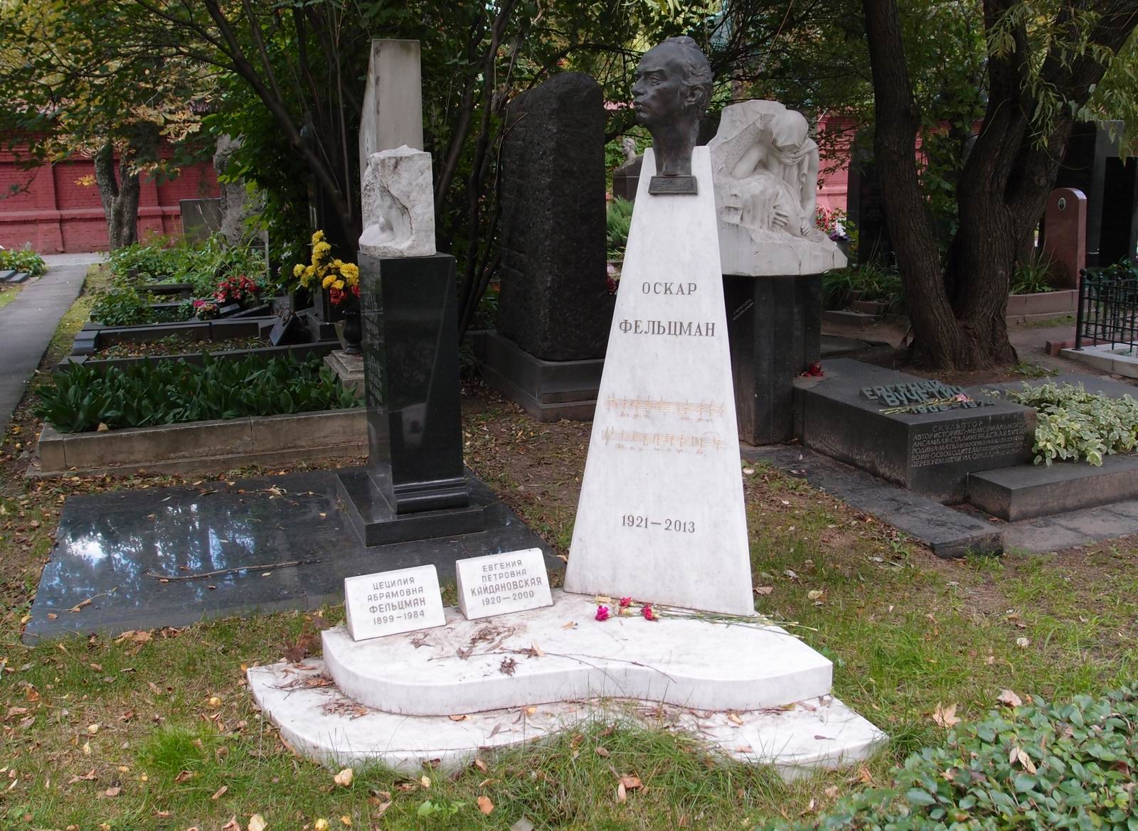 Памятник на могиле Фельцмана О.Б. (1921-2013), на Новодевичьем кладбище (5-27-10).