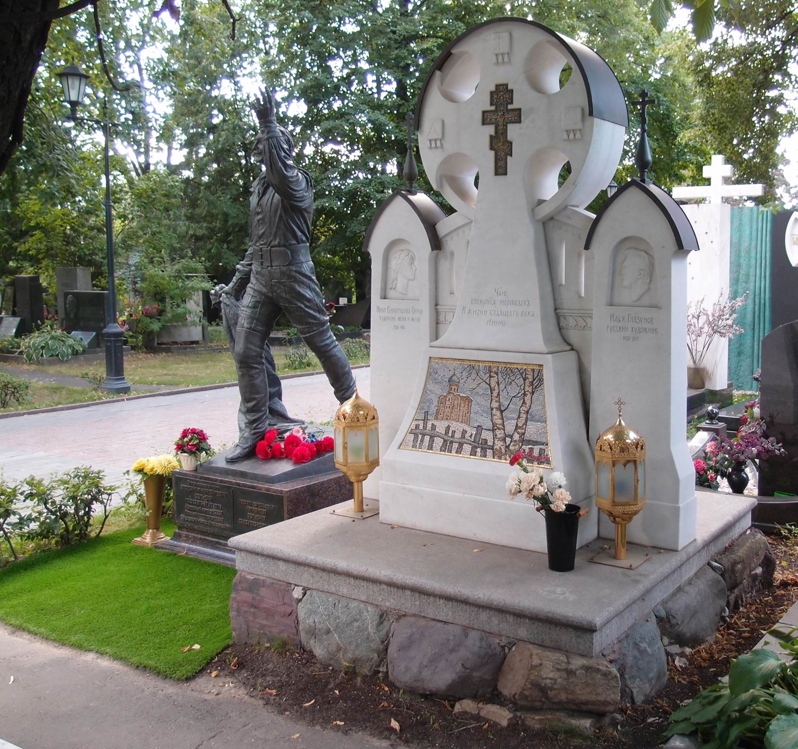 Памятник на могиле Глазунова И.С. (1930–2017), на Новодевичьем кладбище (5–33–10).