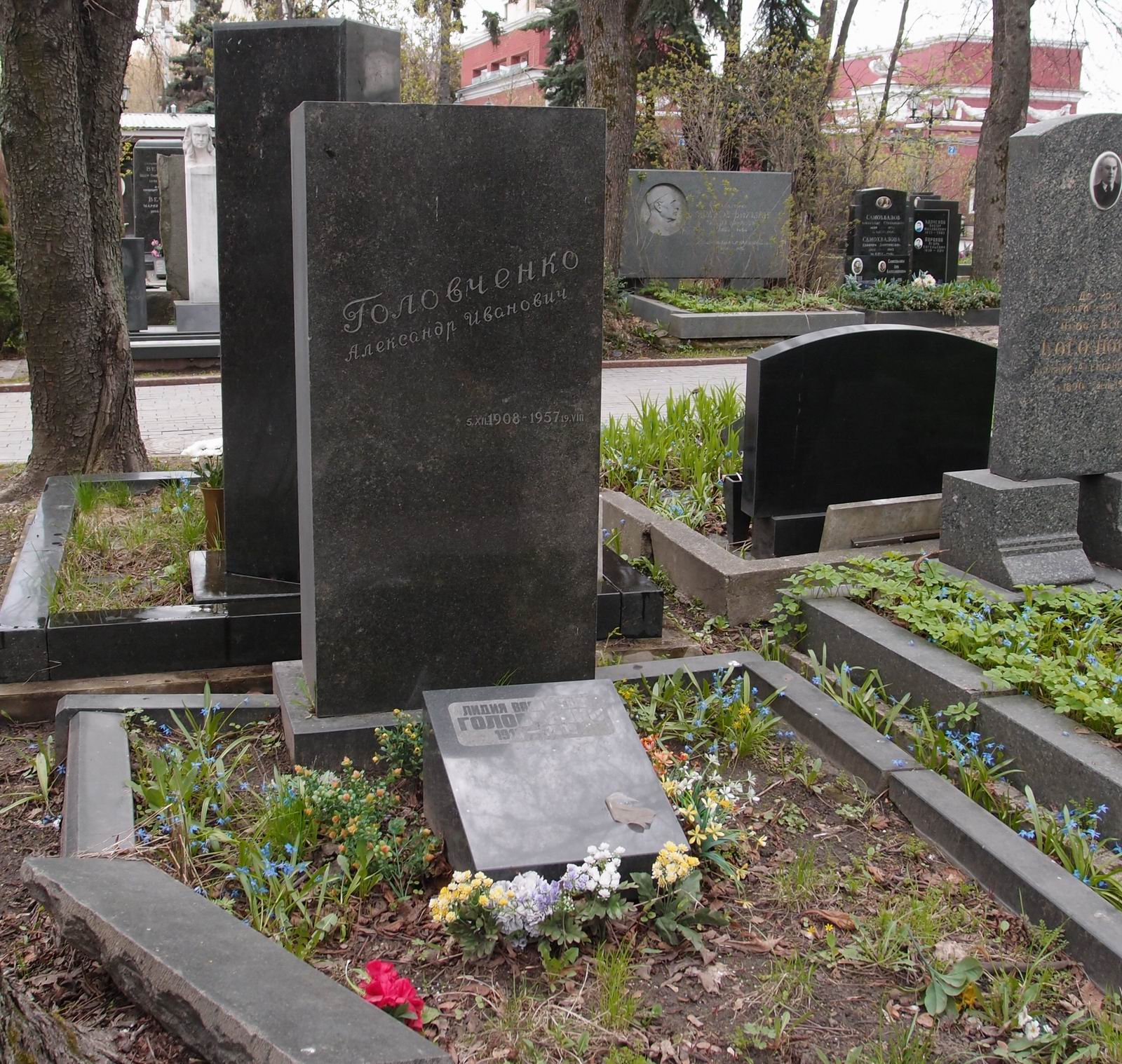 Памятник на могиле Головченко А.И. (1908-1957), на Новодевичьем кладбище (5-10-1).