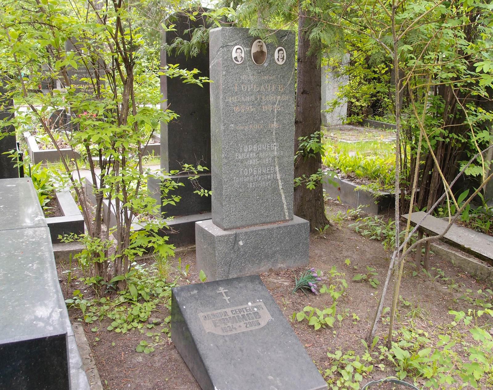 Памятник на могиле Горбачёва М.Г. (1893–1958), на Новодевичьем кладбище (5–20–2).