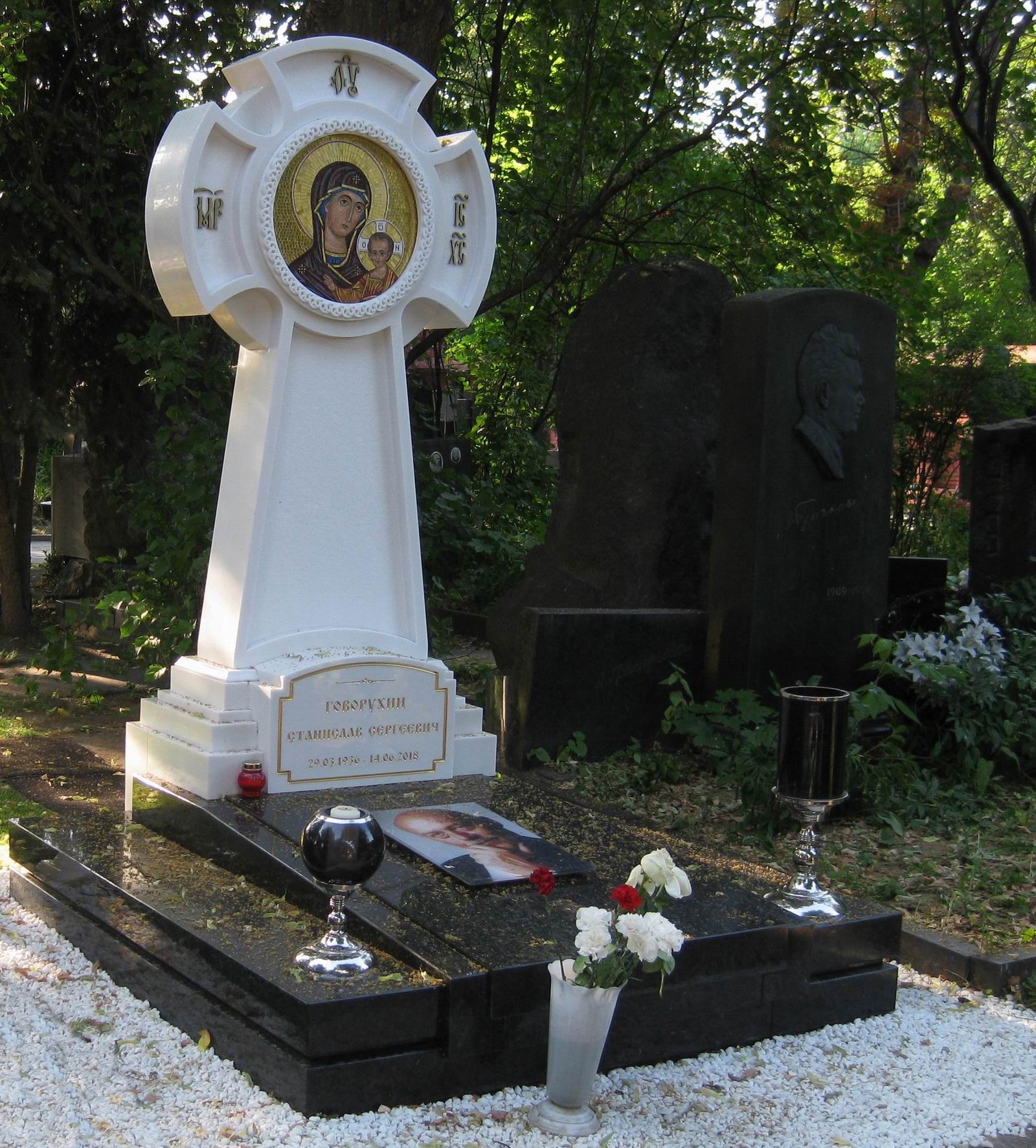 Памятник на могиле Говорухина С.С. (1936-2018), на Новодевичьем кладбище (5-35-10).