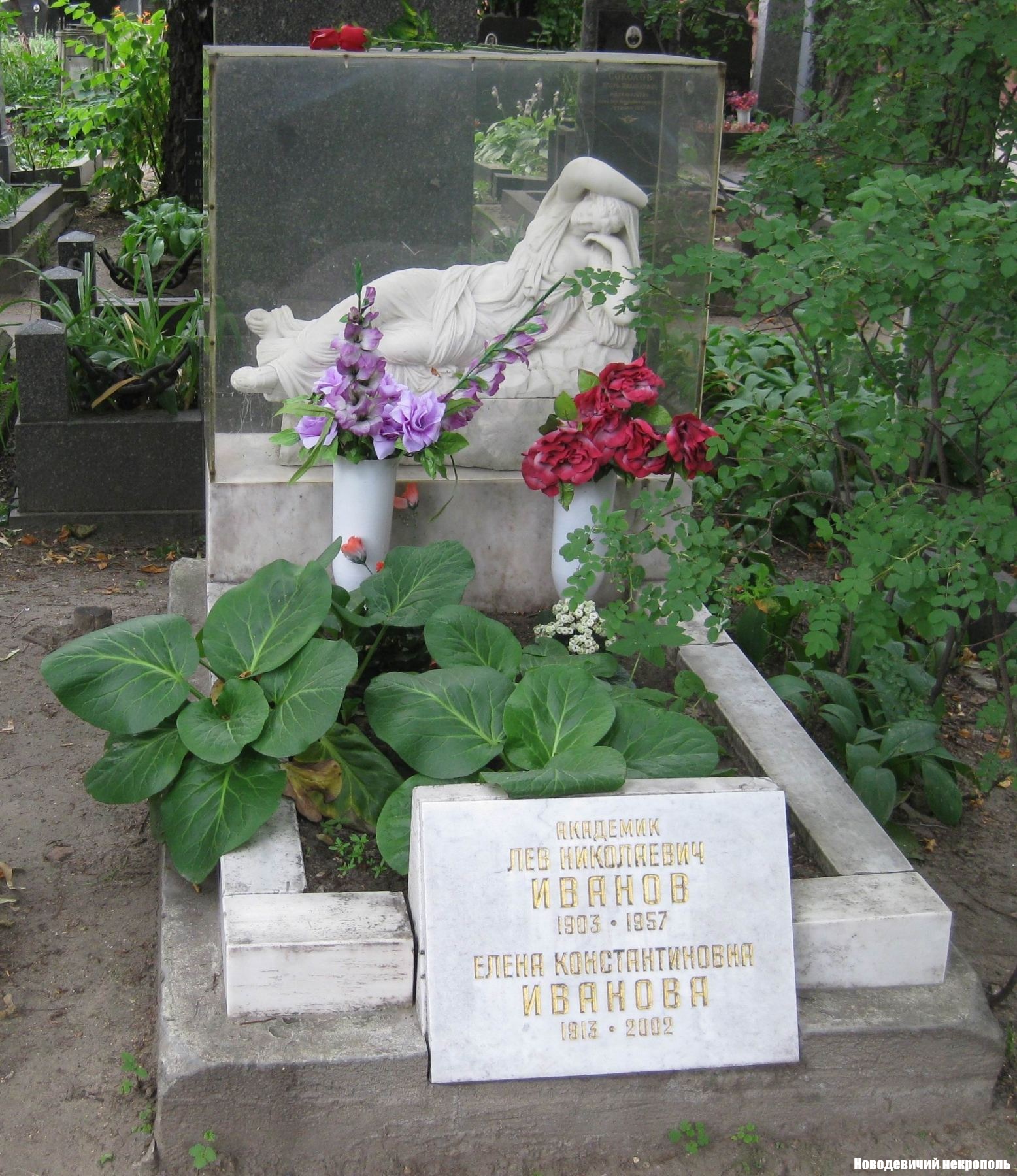 Памятник на могиле Иванова Л.Н. (1902-1957) на Новодевичьем кладбище (5-11-3).