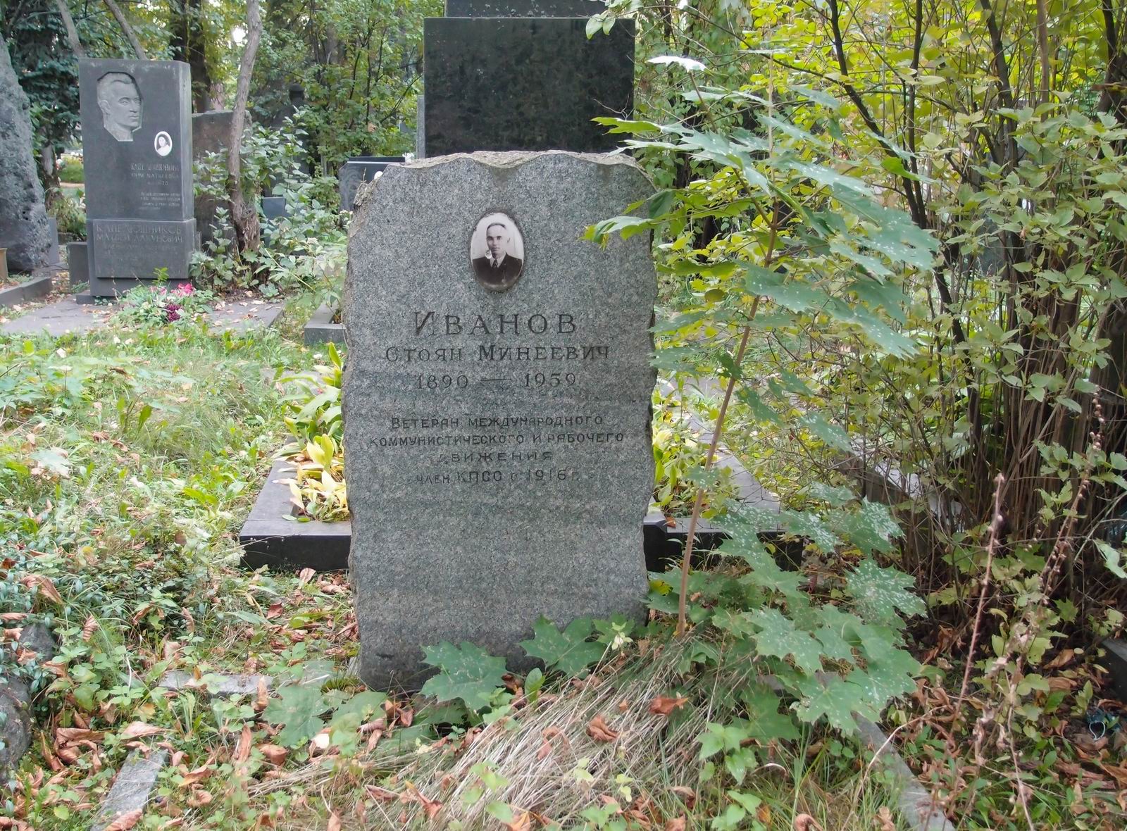 Памятник на могиле Иванова С.М. (1890–1959), на Новодевичьем кладбище (5–33–7).