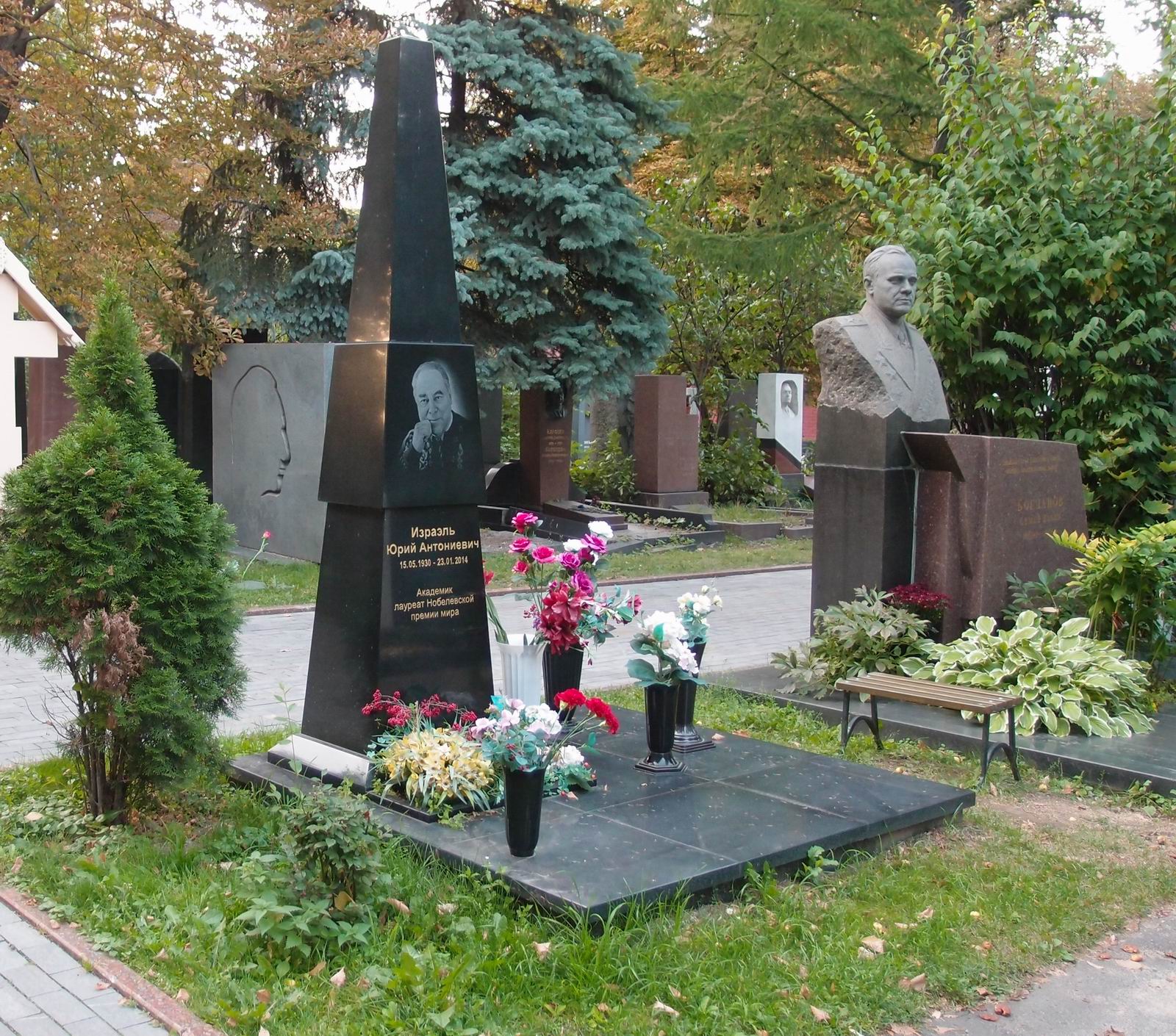 Памятник на могиле Израэля Ю.А. (1930–2014), на Новодевичьем кладбище (5–30–9).