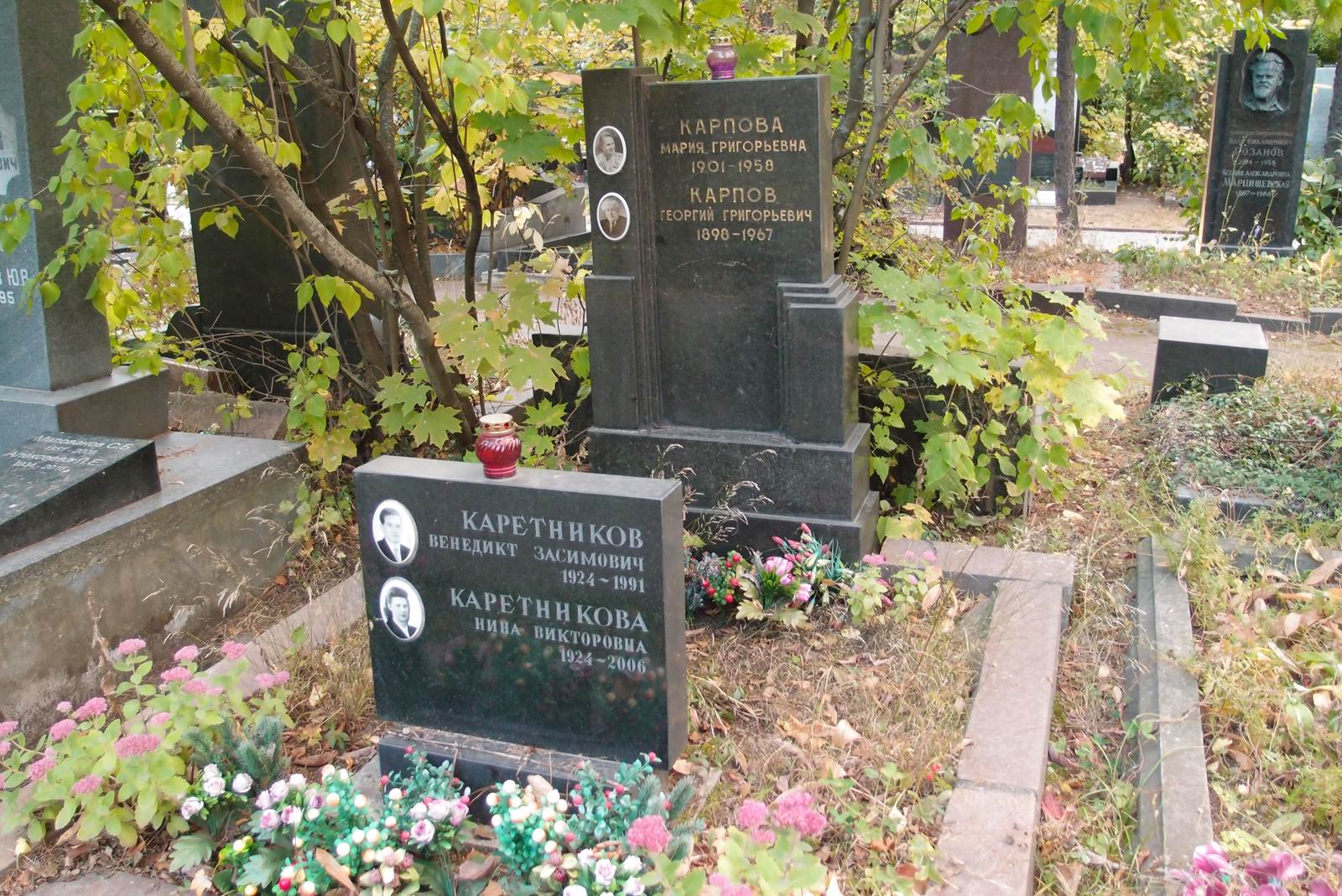 Памятник на могиле Карпова Г.Г. (1898–1967), на Новодевичьем кладбище (5–28–5).