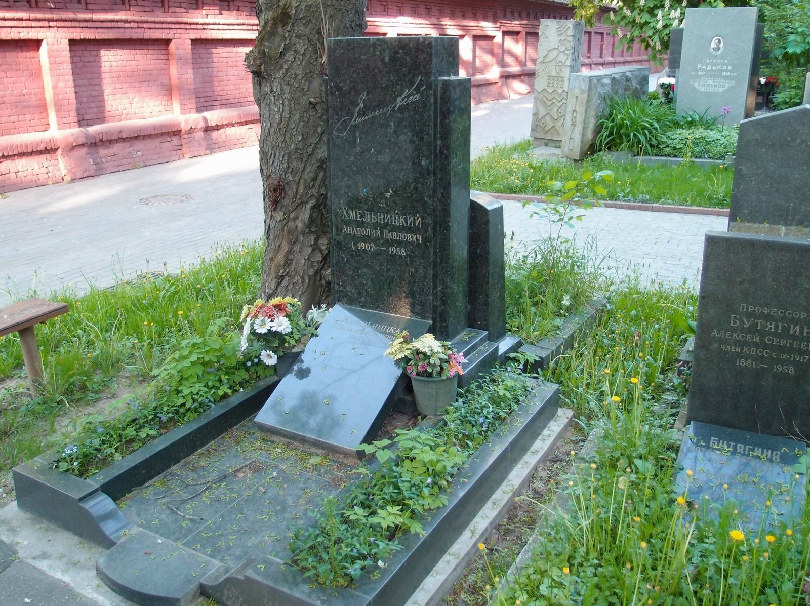 Памятник на могиле Хмельницкого А.П. (1907–1958), на Новодевичьем кладбище (5–40–1).