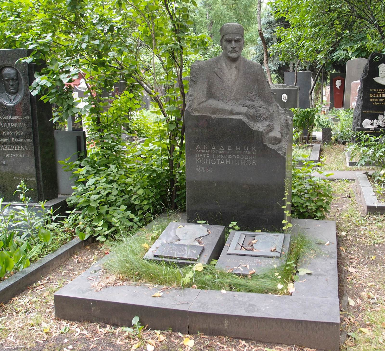 Памятник на могиле Константинова П.Н. (1877-1959), ск. О.Манизер, на Новодевичьем кладбище (5-38-8).