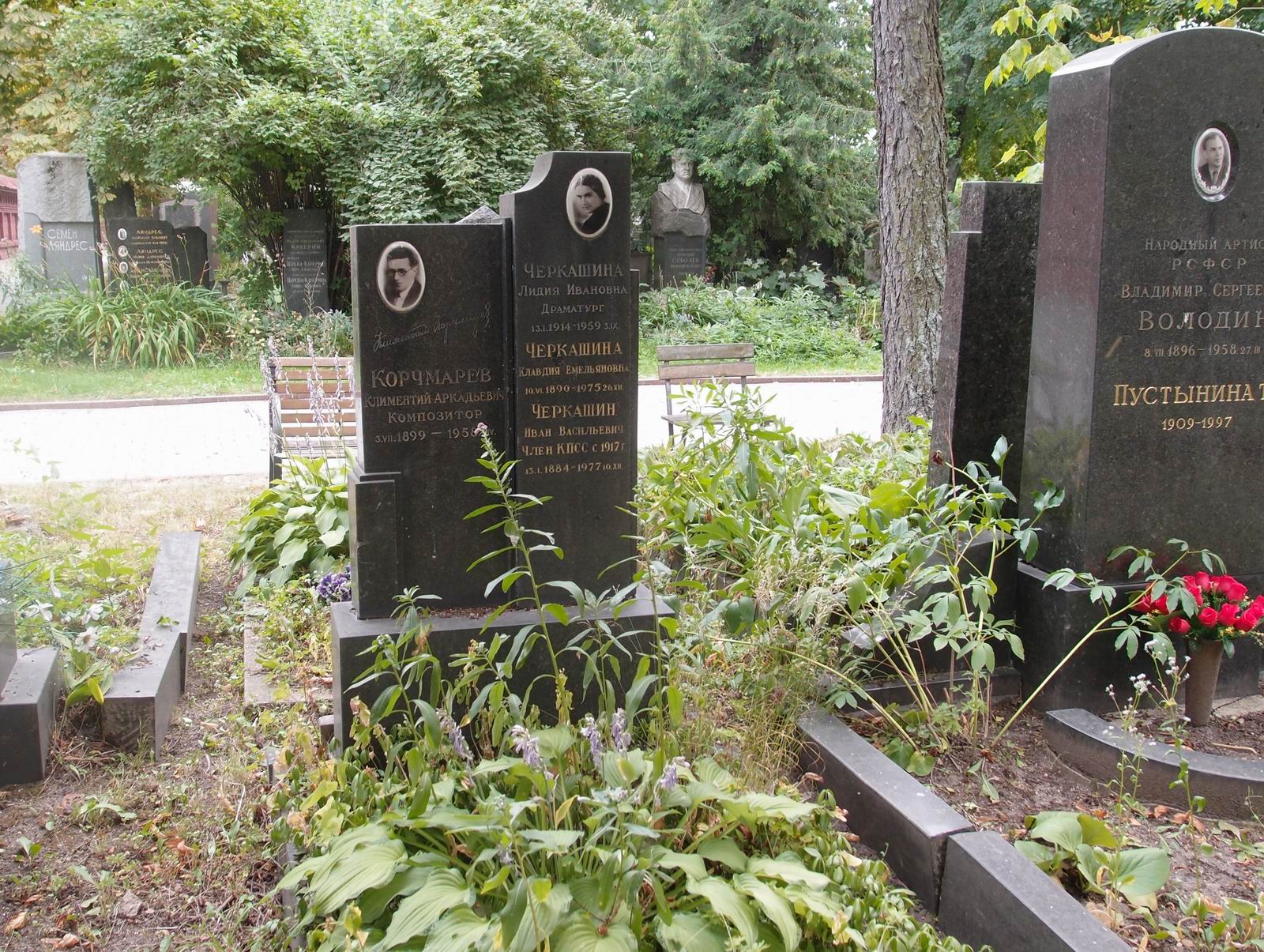 Памятник на могиле Корчмарёва К.А. (1899–1958), на Новодевичьем кладбище (5–18–2).