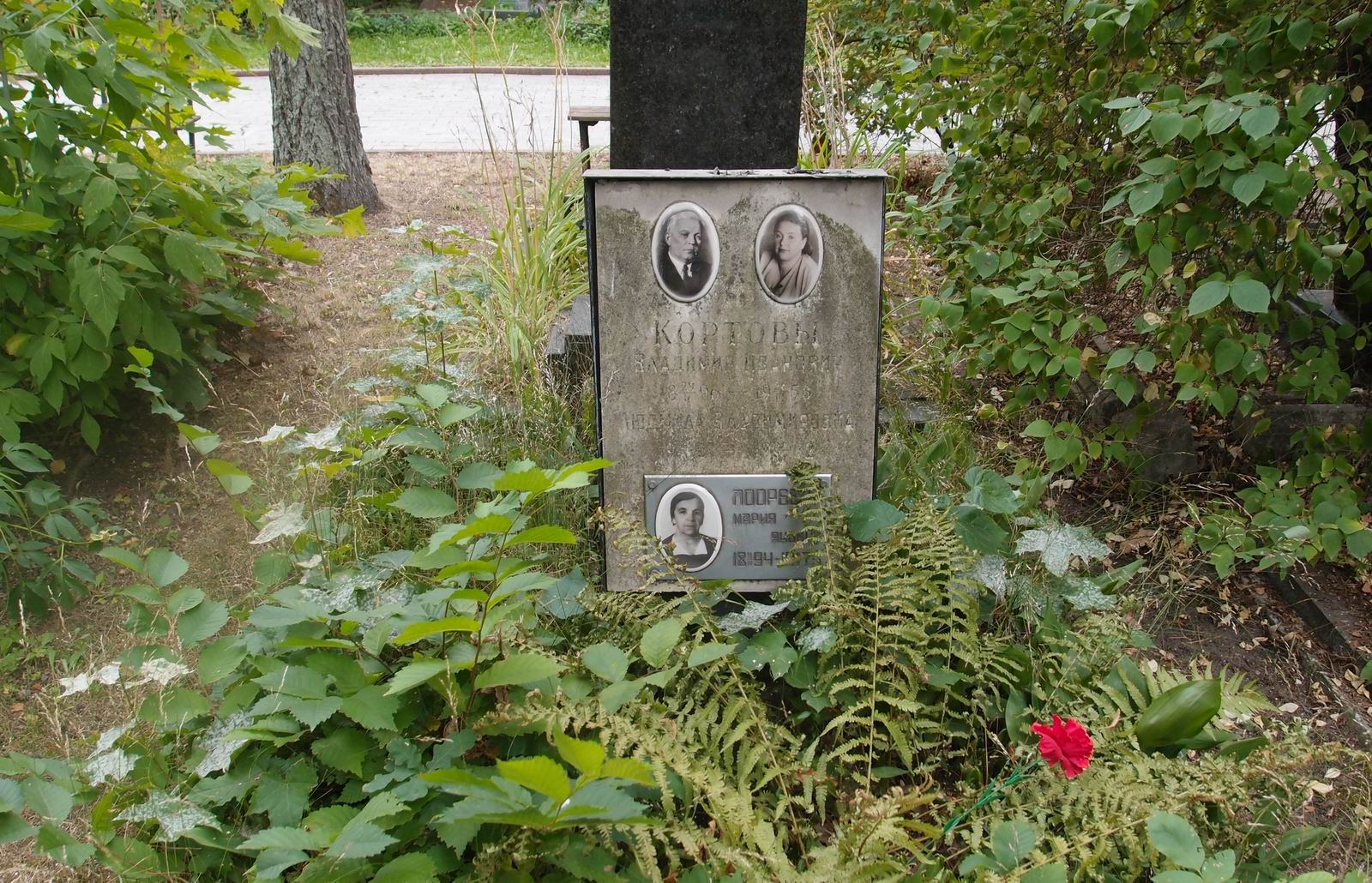 Памятник на могиле Кортова В.И. (1896–1958), на Новодевичьем кладбище (5–18–4).