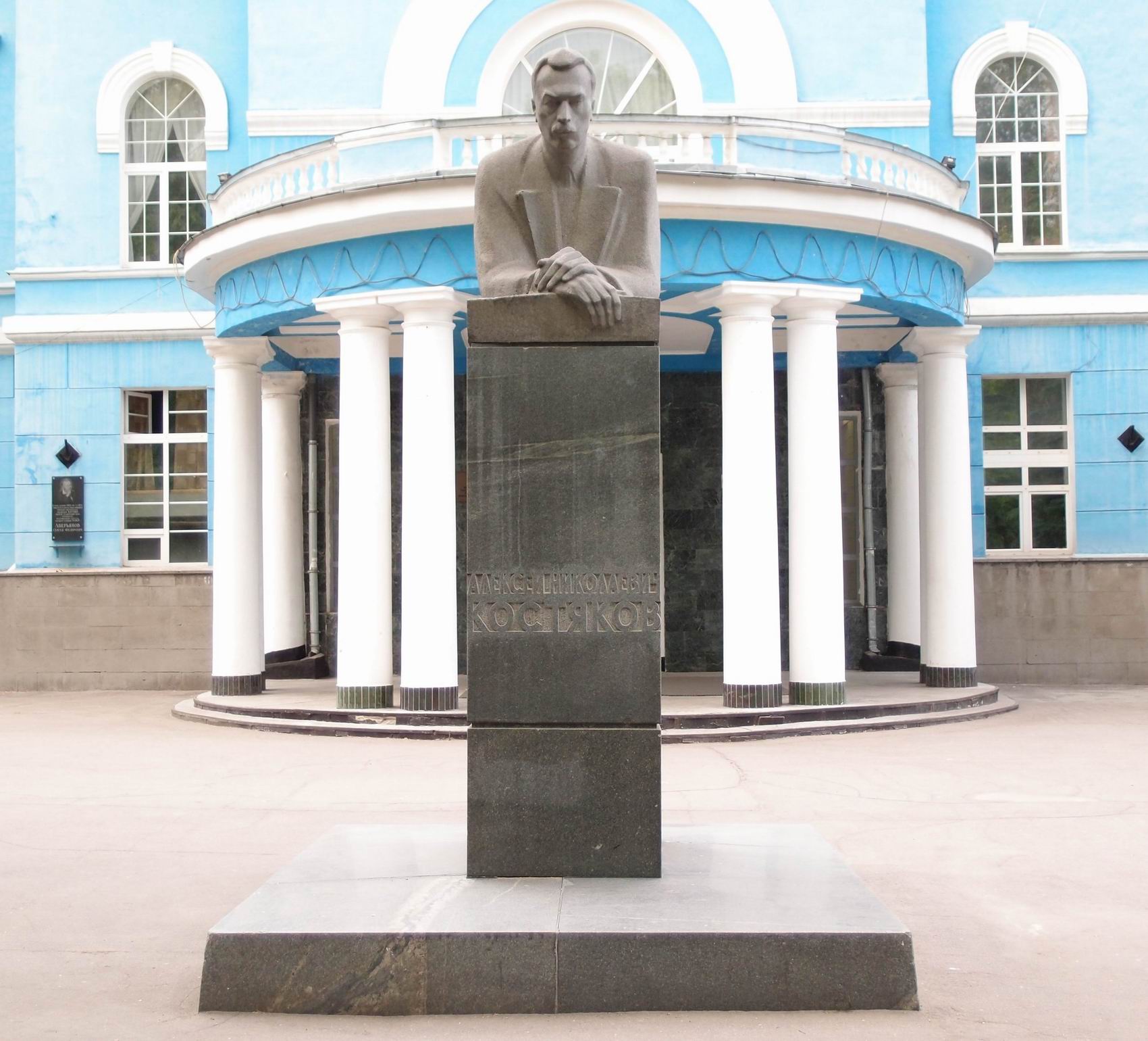 Памятник Костякову А.Н. (1887–1957), ск. Н.Б.Никогосян, арх. Н.П.Сукоян, на улице Прянишникова, открыт в 1975.