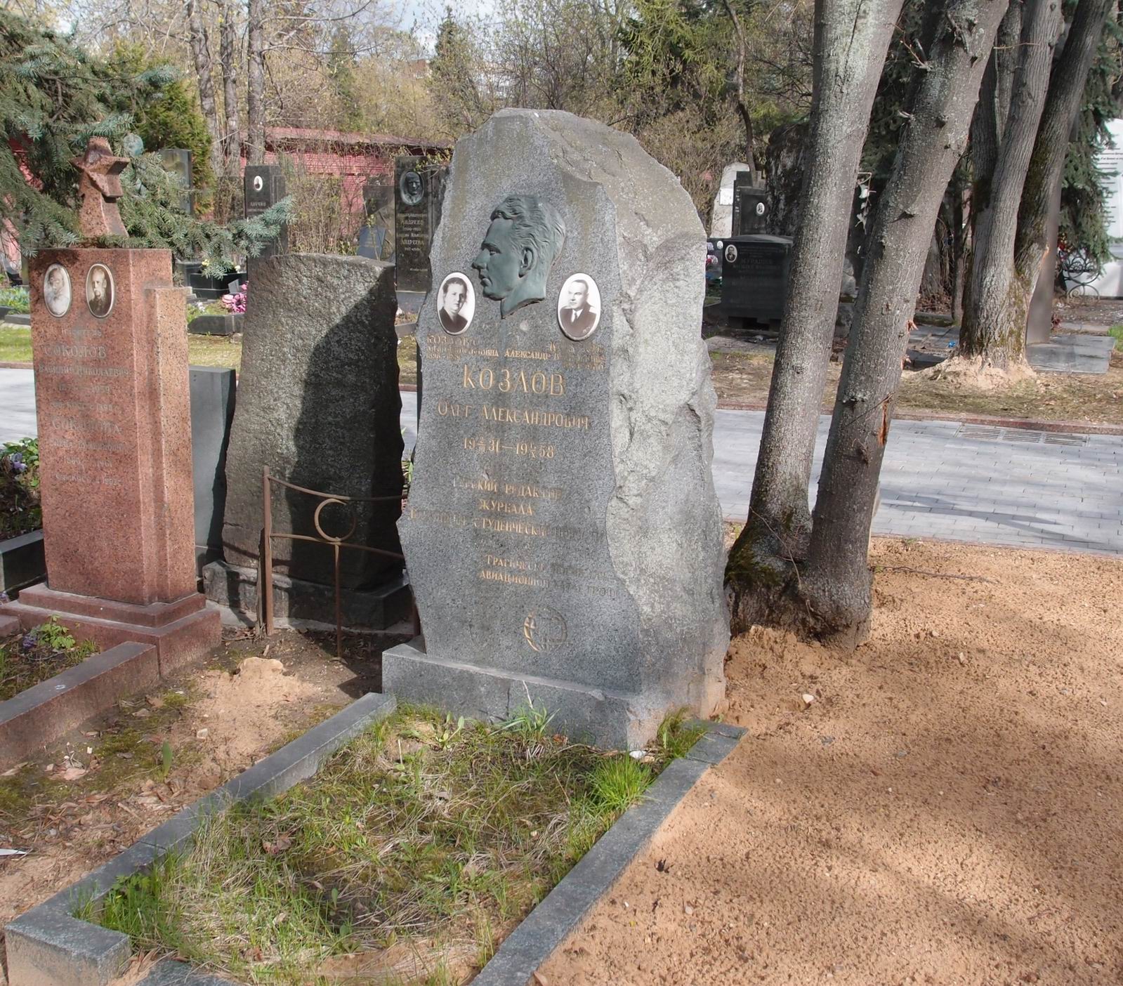 Памятник на могиле Козлова О.А. (1931–1958), ск. О.Барановская, на Новодевичьем кладбище (5–40–13).