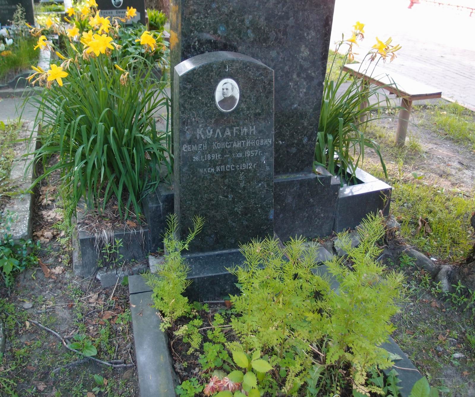 Памятник на могиле Кулагина С.К. (1891-1957), на Новодевичьем кладбище (5-39-1).