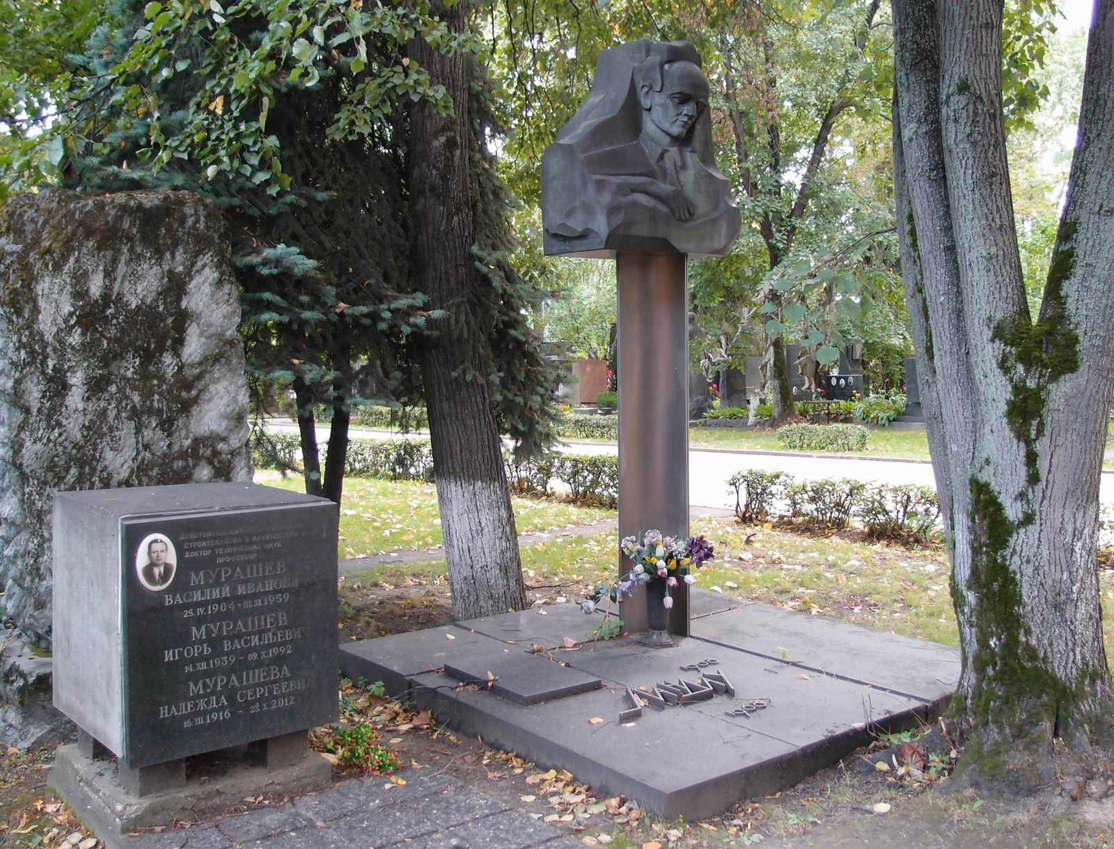 Памятник на могиле Ландау Л.Д. (1908–1968), ск. Э.Неизвестный, на Новодевичьем кладбище (5–38–10).