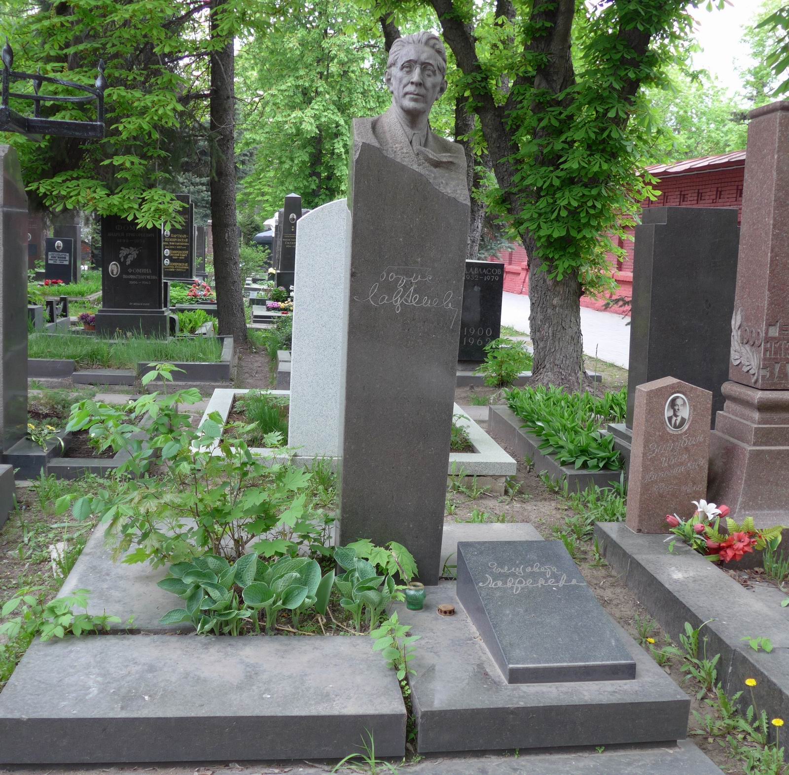 Памятник на могиле Лавренёва Б.А. (1891-1959), ск. Л.Кербель, арх. Р.Бегунц, на Новодевичьем кладбище (5-24-2).