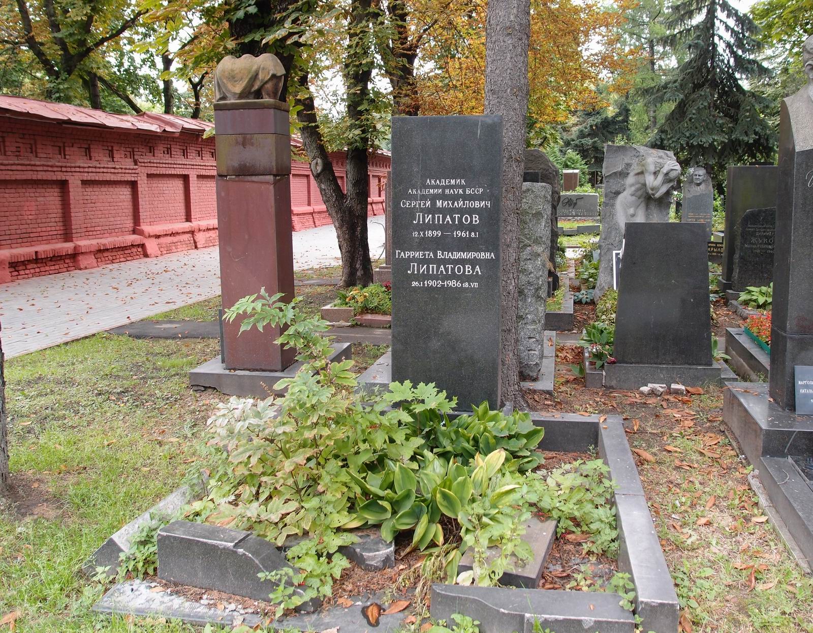 Памятник на могиле Липатова С.М. (1899–1961), на Новодевичьем кладбище (5–44–1).