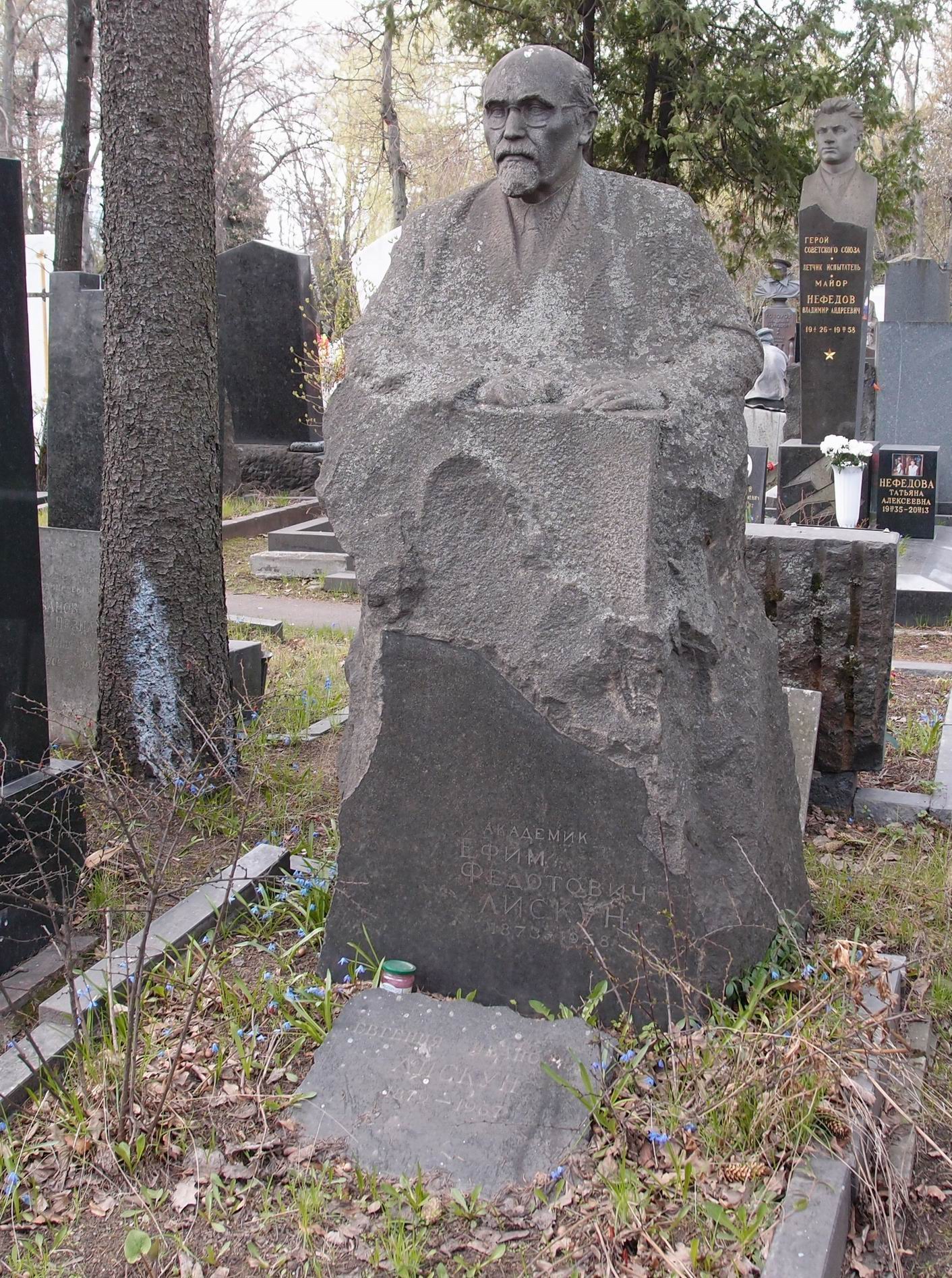 Памятник на могиле Лискуна Е.Ф. (1873–1958), ск. Н.Писарев, И.Яковлева, на Новодевичьем кладбище (5–19–6).