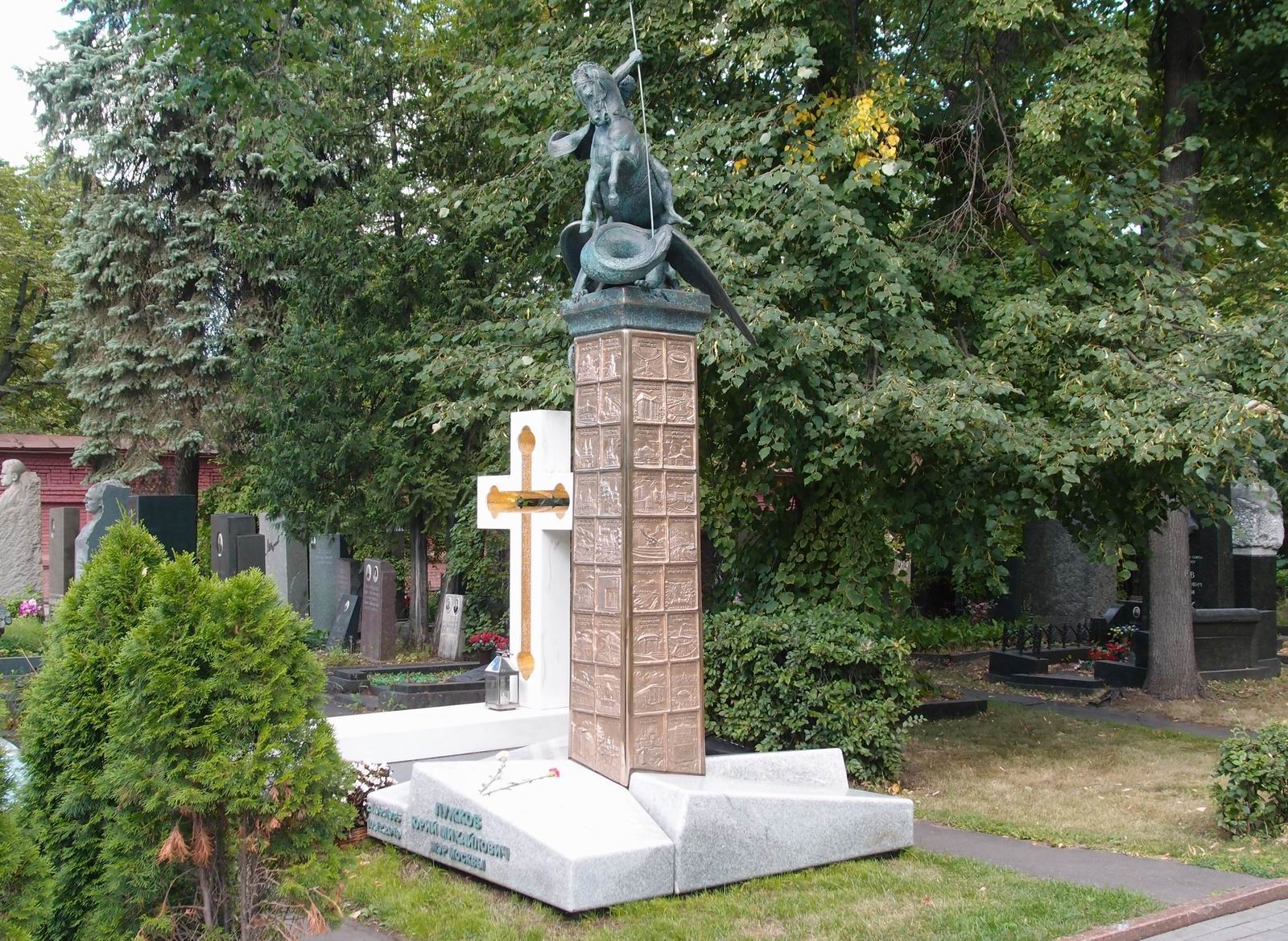Памятник на могиле Лужкова Ю.М. (1936–2019), ск. А.Рукавишников, на Новодевичьем кладбище (5–23–10).