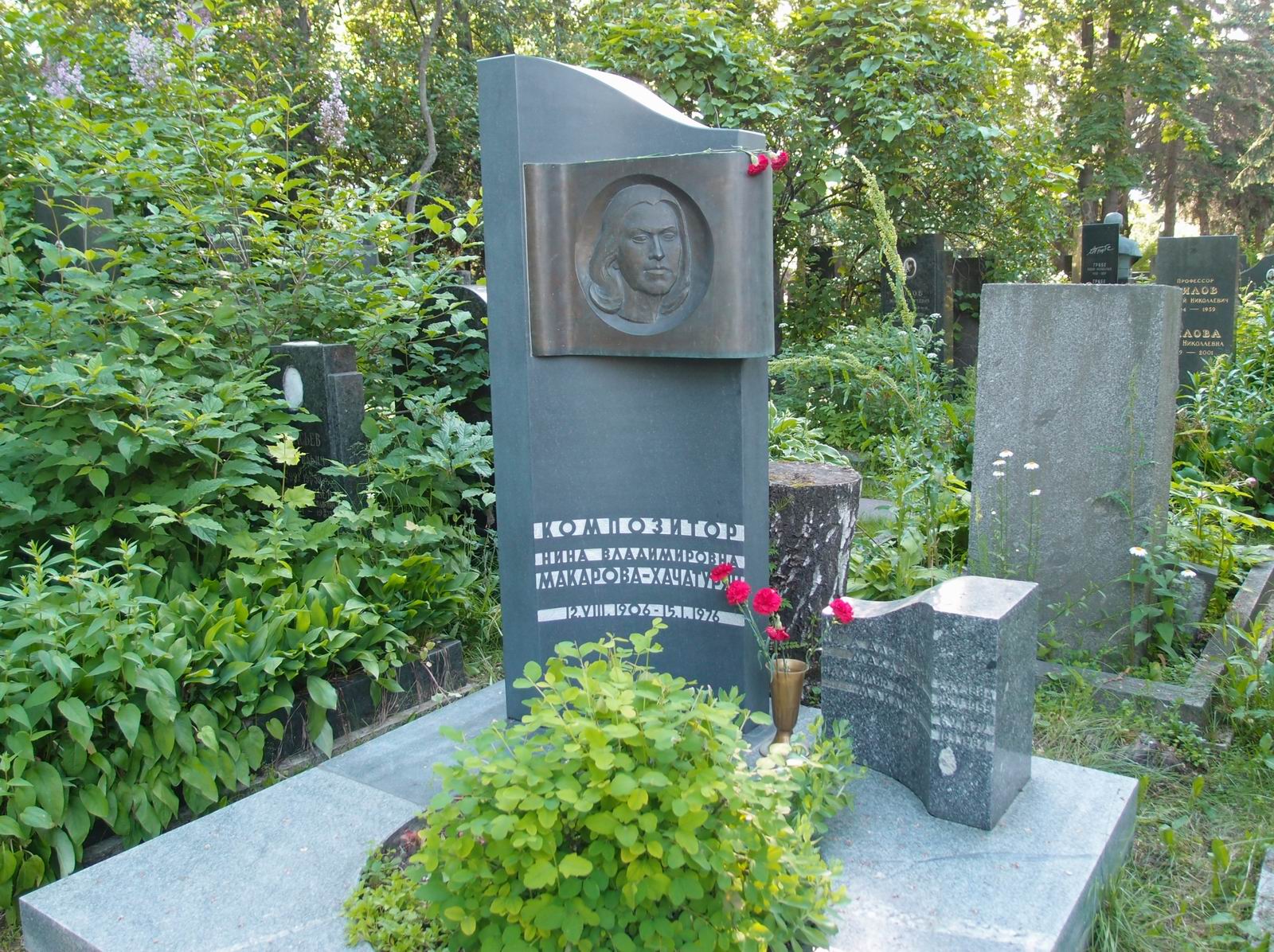Памятник на могиле Макаровой-Хачатурян Н.В. (1906-1976), ск. Ю.Чернов, арх. Г.Исакович, на Новодевичьем кладбище (5-33-4).