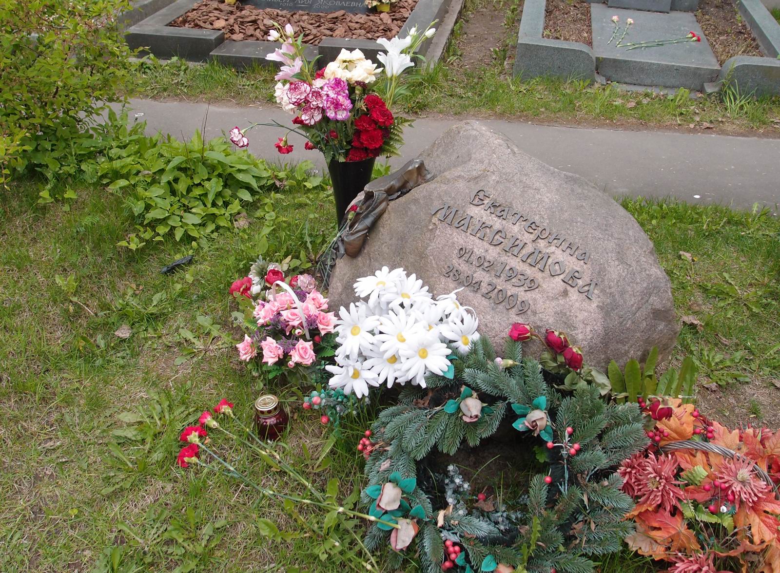 Памятник на могиле Максимовой Е.С. (1939–2009), на Новодевичьем кладбище (5–23а–4).