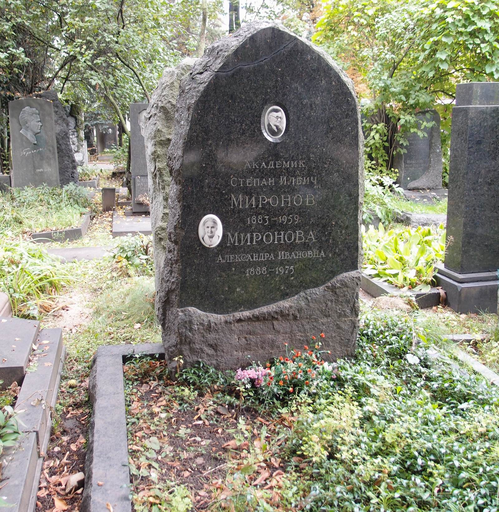 Памятник на могиле Миронова С.И. (1883–1959), на Новодевичьем кладбище (5–33–8).