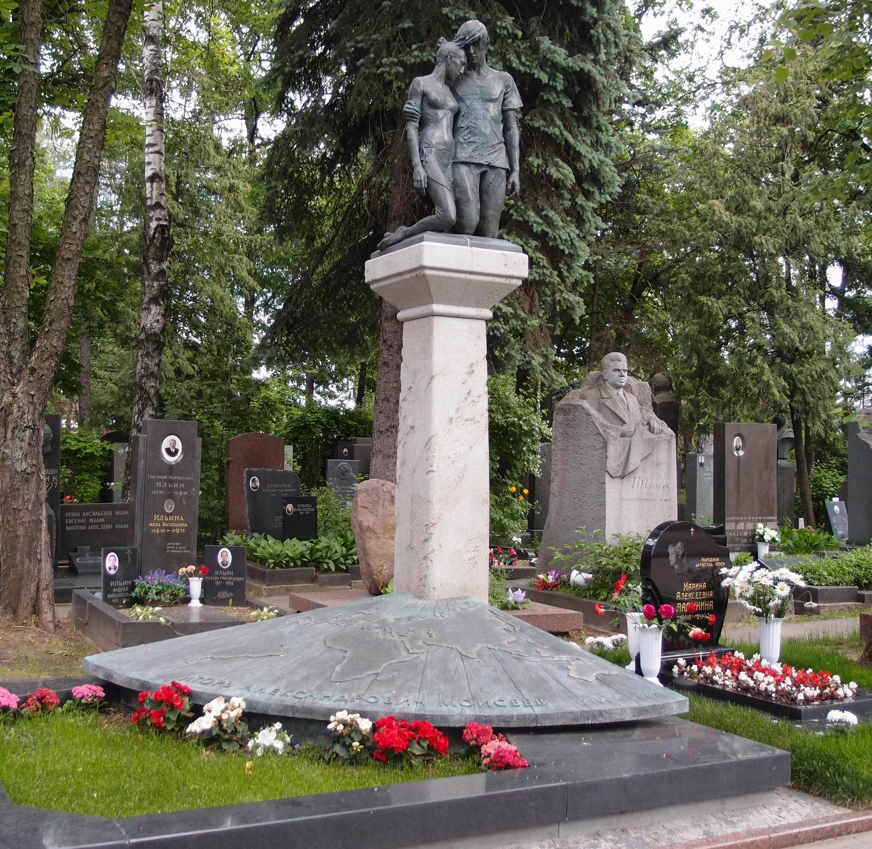 Памятник на могиле Моисеева И.А. (1906-2007), ск. А.Рукавишников, арх. С.Шаров, на Новодевичьем кладбище (5-23а-1). Нажмите левую кнопку мыши чтобы увидеть фрагмент памятника.