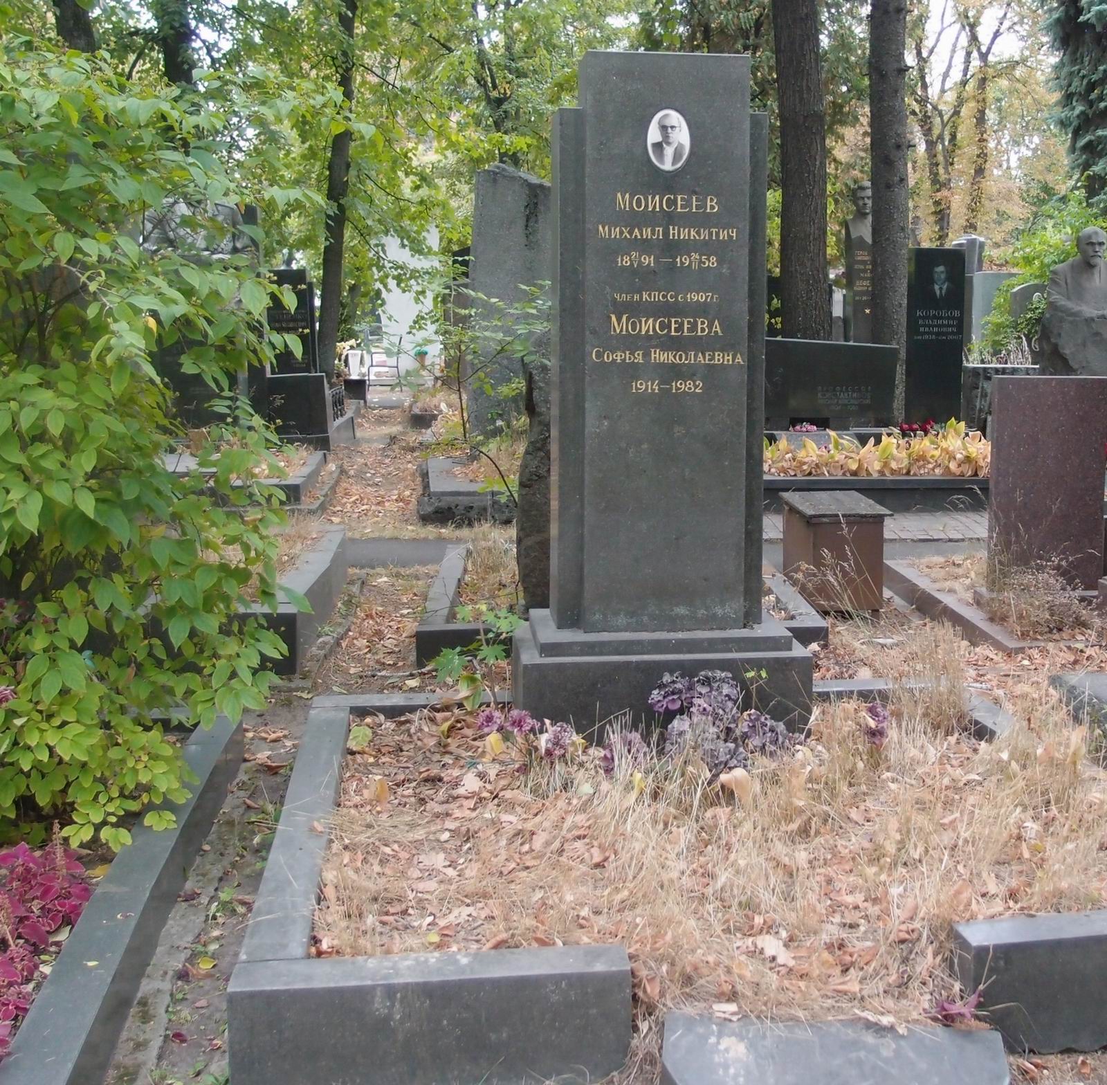 Памятник на могиле Моисеева М.Н. (1891–1958), на Новодевичьем кладбище (5–17–8).