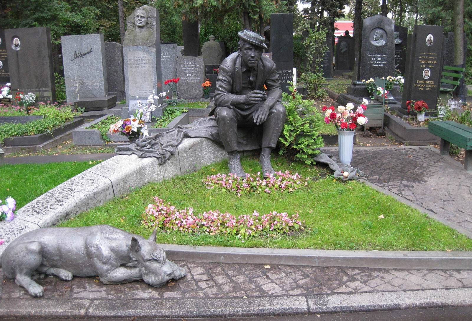 Памятник на могиле Никулина Ю.В. (1921–1997), ск. А.Рукавишников, на Новодевичьем кладбище (5–23а–5).