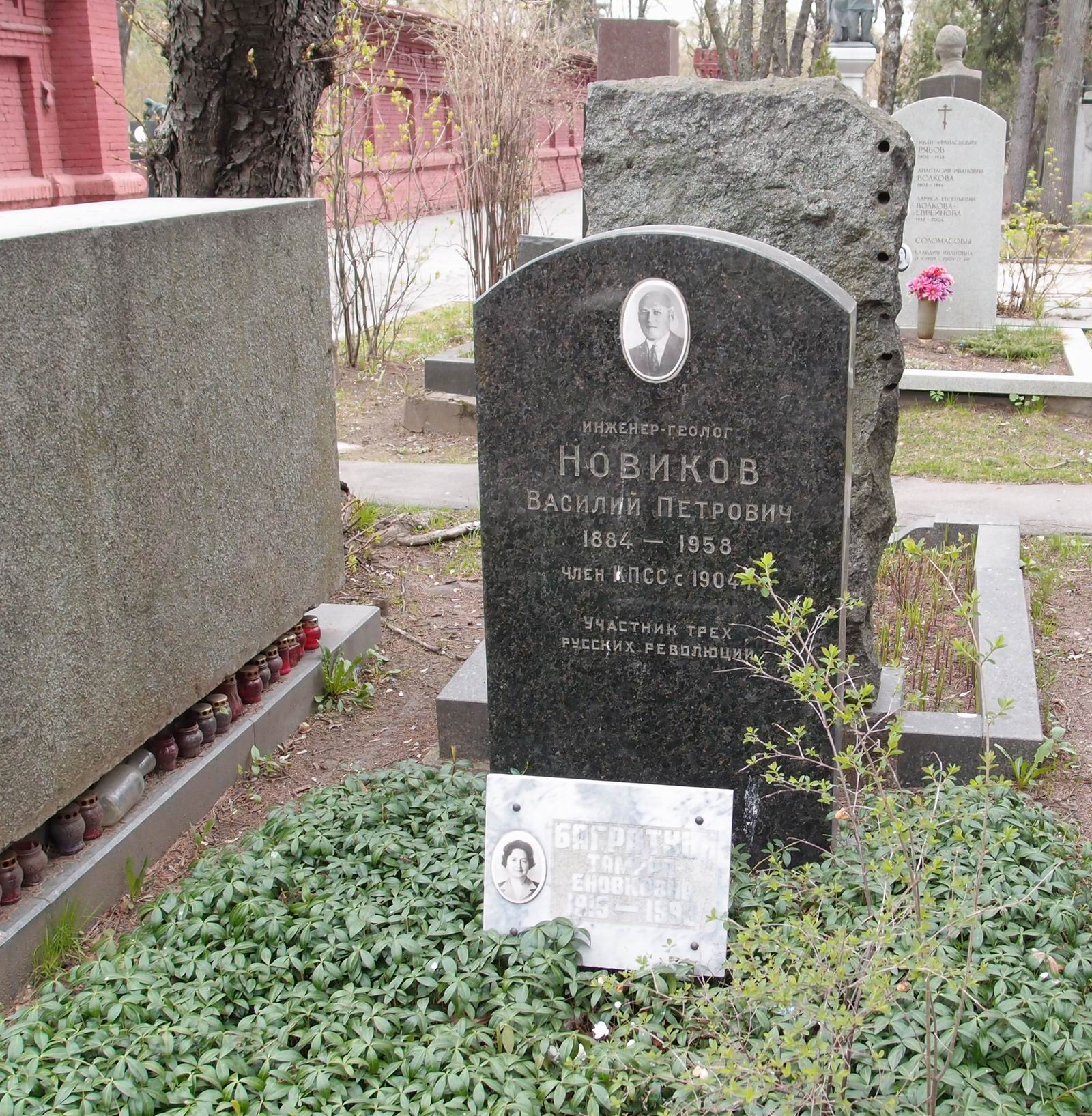 Памятник на могиле Новикова В.П. (1884–1958), на Новодевичьем кладбище (5–27–1).