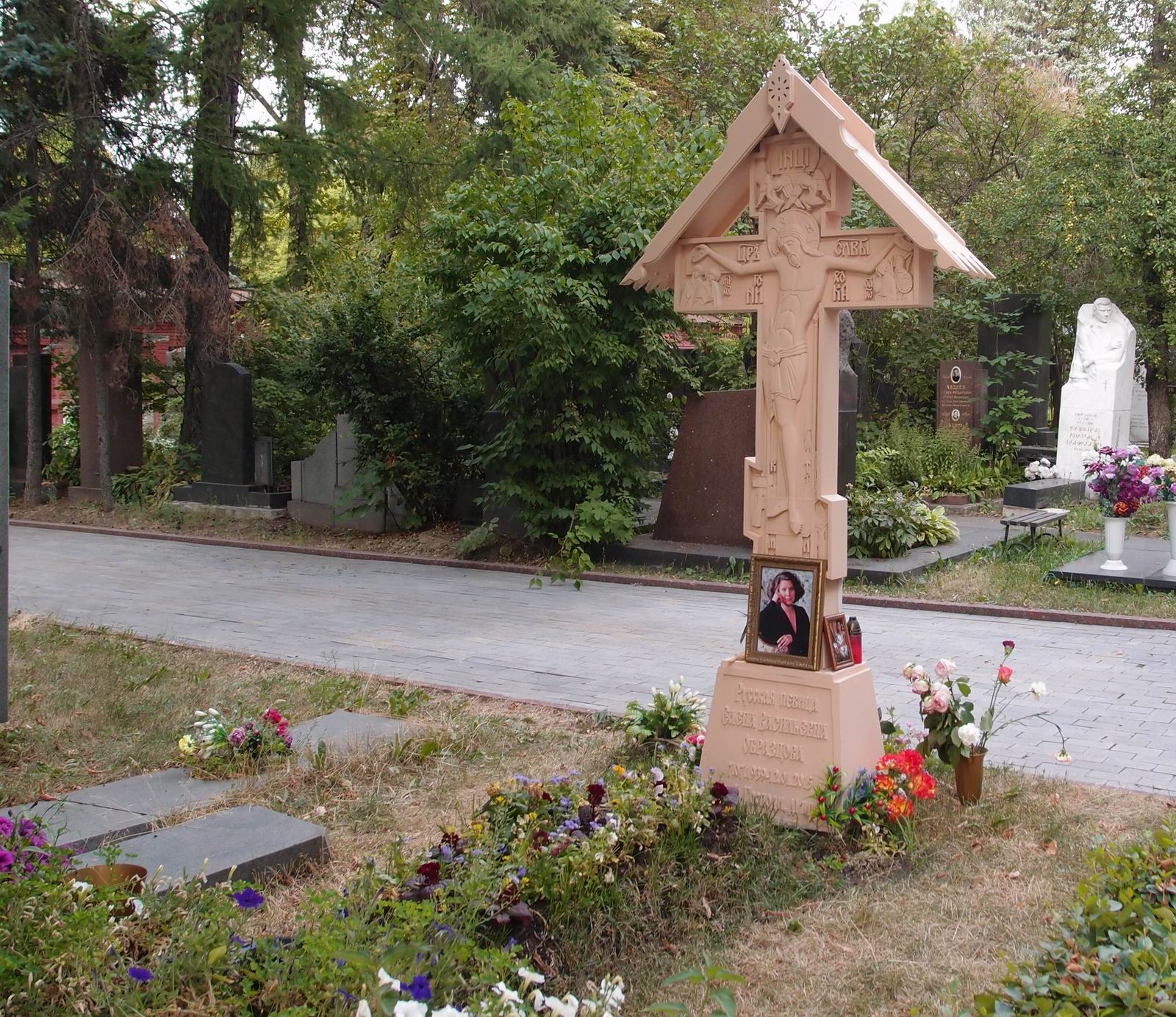 Памятник на могиле Образцовой Е.В. (1939-2015), на Новодевичьем кладбище (5-31-10).