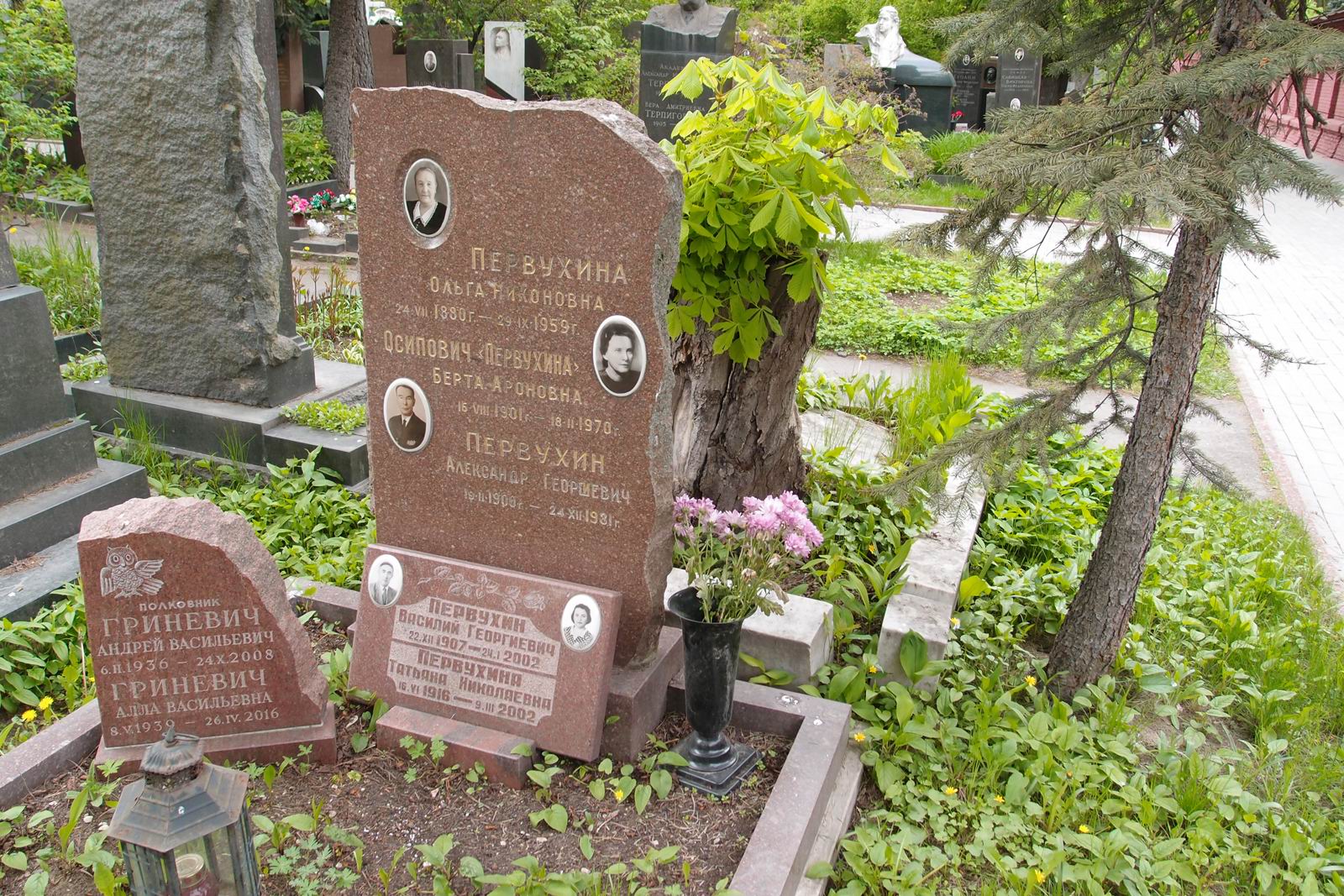 Памятник на могиле Первухина В.Г. (1907–2002), на Новодевичьем кладбище (5–28–1).