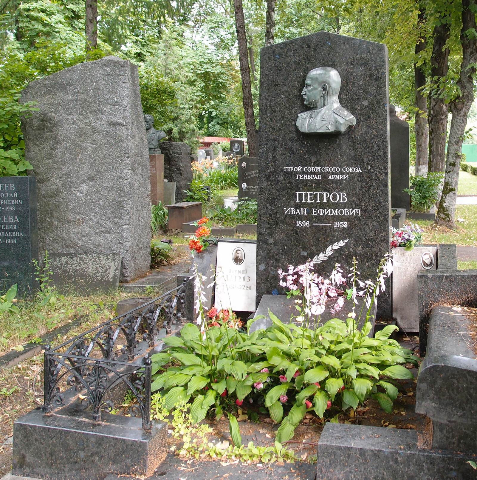 Памятник на могиле Петрова И.Е. (1896–1958), ск. Е.Шуваева, арх. В.Артамонов, на Новодевичьем кладбище (5–20–8).