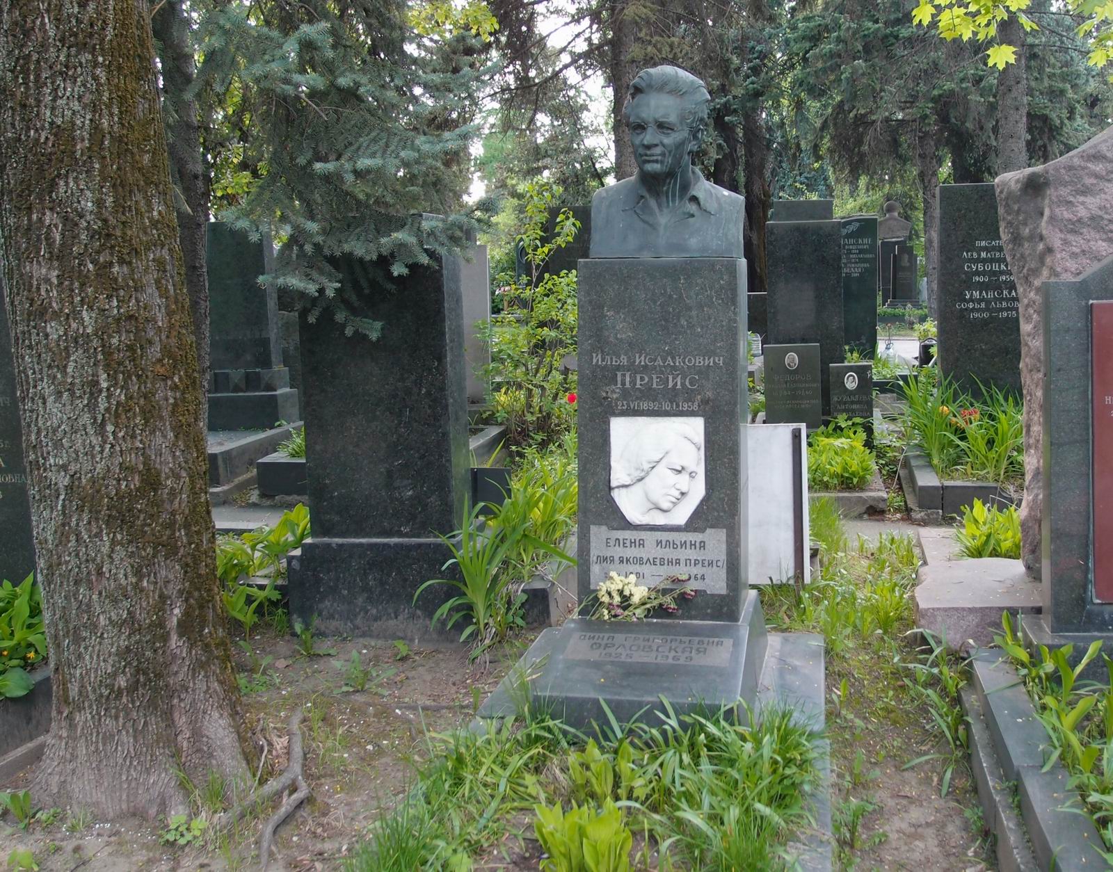 Памятник на могиле Прейса И.И. (1892–1958), ск. А.Григорьев, Л.Калдашова, арх. Б.Комаров, на Новодевичьем кладбище (5–39–7).