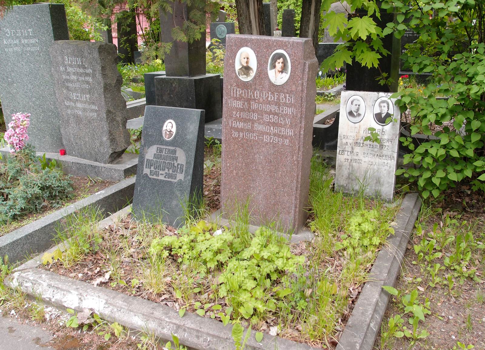 Памятник на могиле Прокофьева П.П. (1898–1958), на Новодевичьем кладбище (5–22–6).