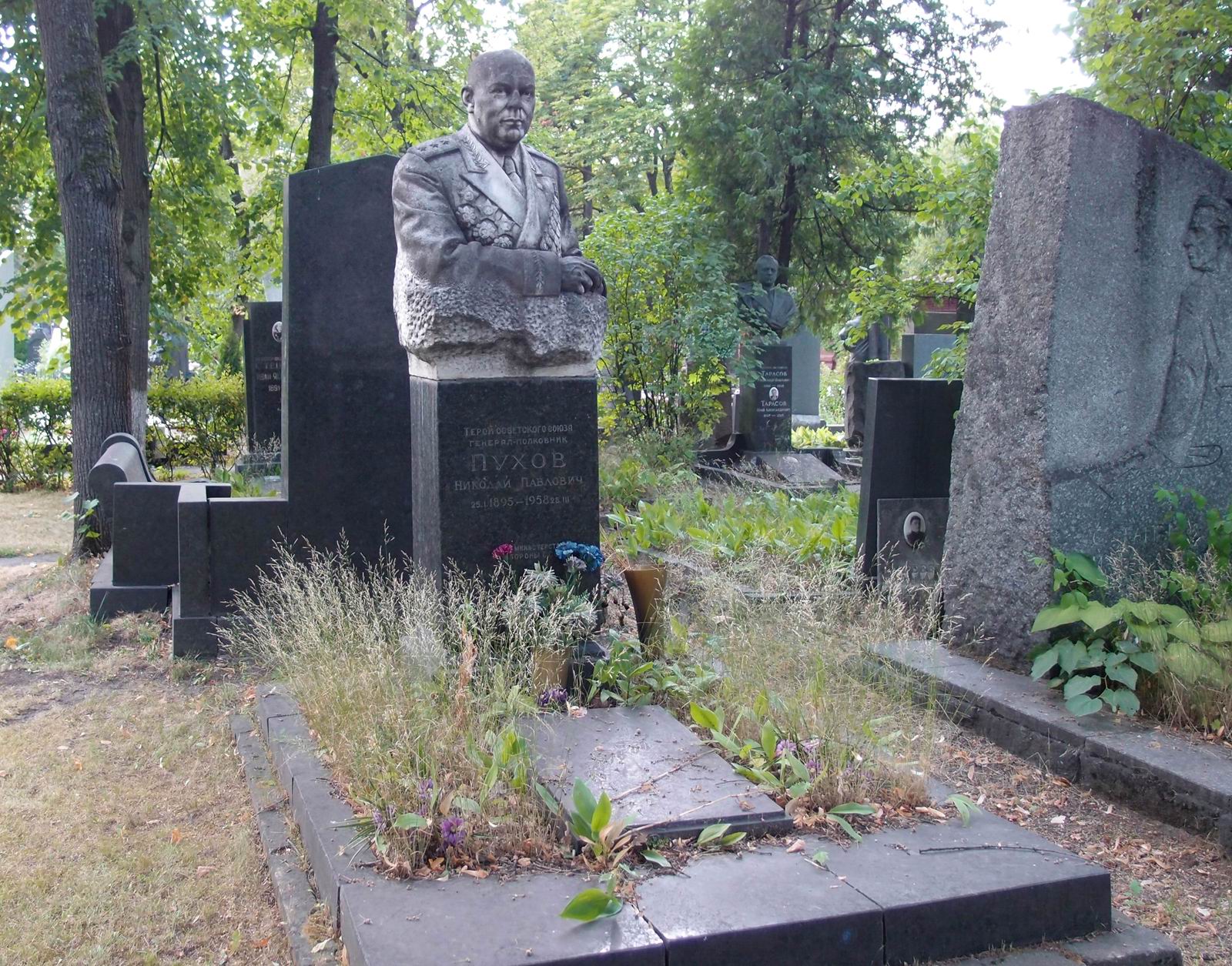 Памятник на могиле Пухова Н.П. (1895–1958), ск. А.Елецкий, на Новодевичьем кладбище (5–19–9).