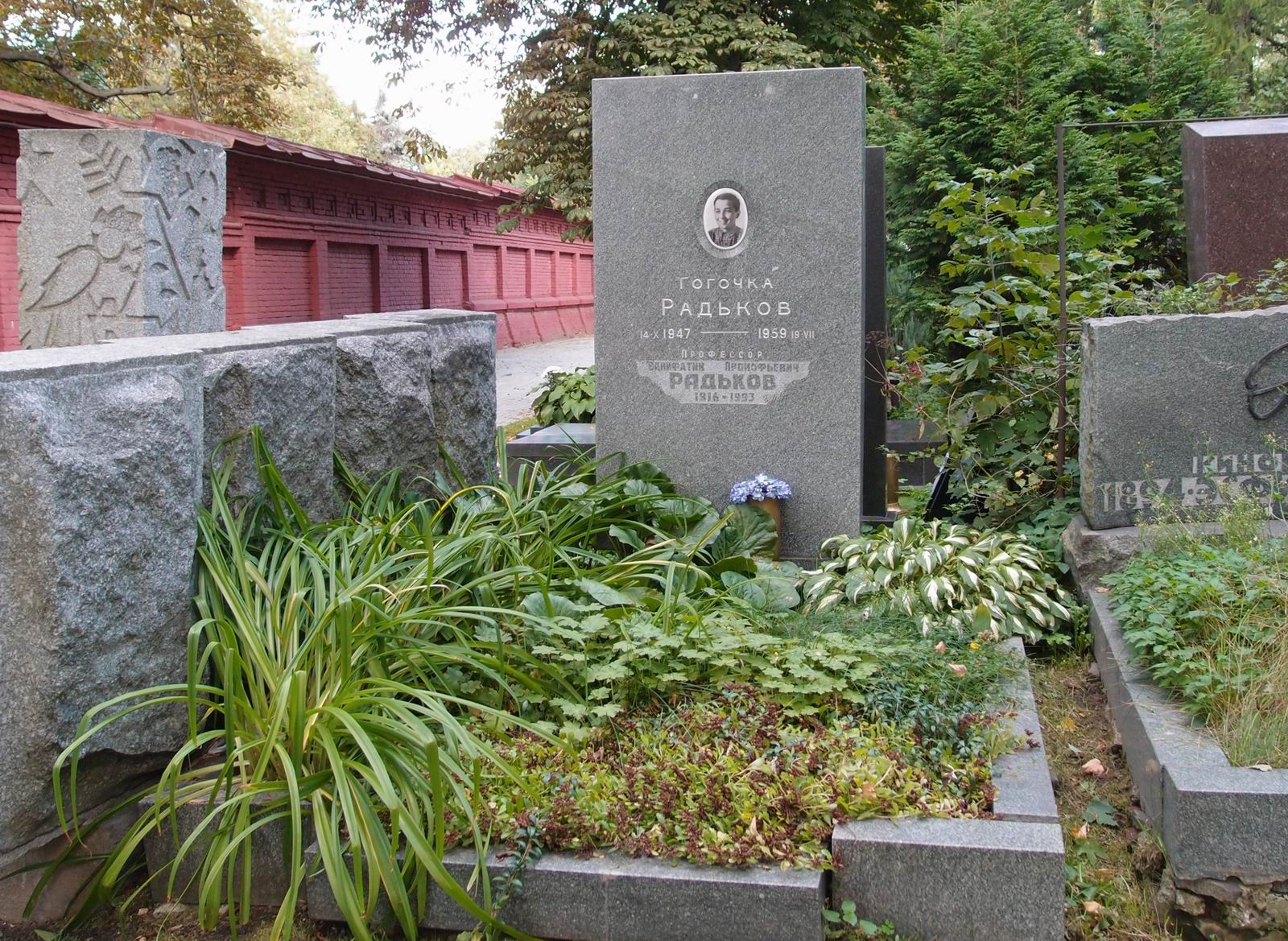 Памятник на могиле Радькова В.П. (1916-1993), на Новодевичьем кладбище (5-38-2).