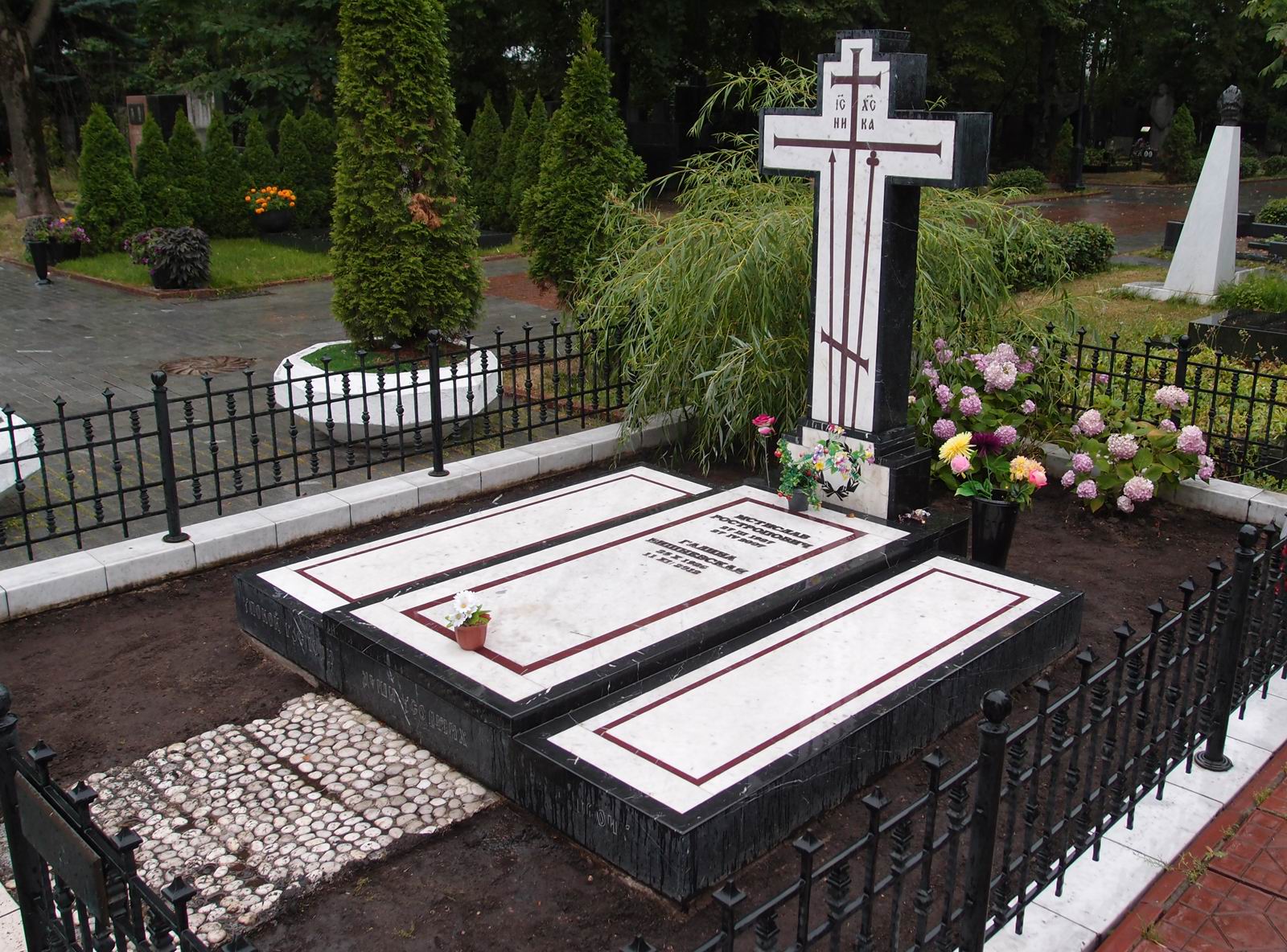 Памятник на могиле Ростроповича М.Л. (1927–2007) и Вишневской Г.П. (1926–2012), ск. И.Родионова, по эскизу Г.П.Вишневской, на Новодевичьем кладбище (5–24–7).